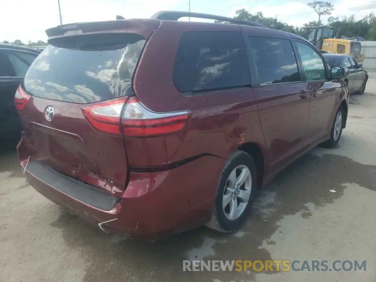 4 Photograph of a damaged car 5TDKZ3DC7KS972490 TOYOTA SIENNA 2019