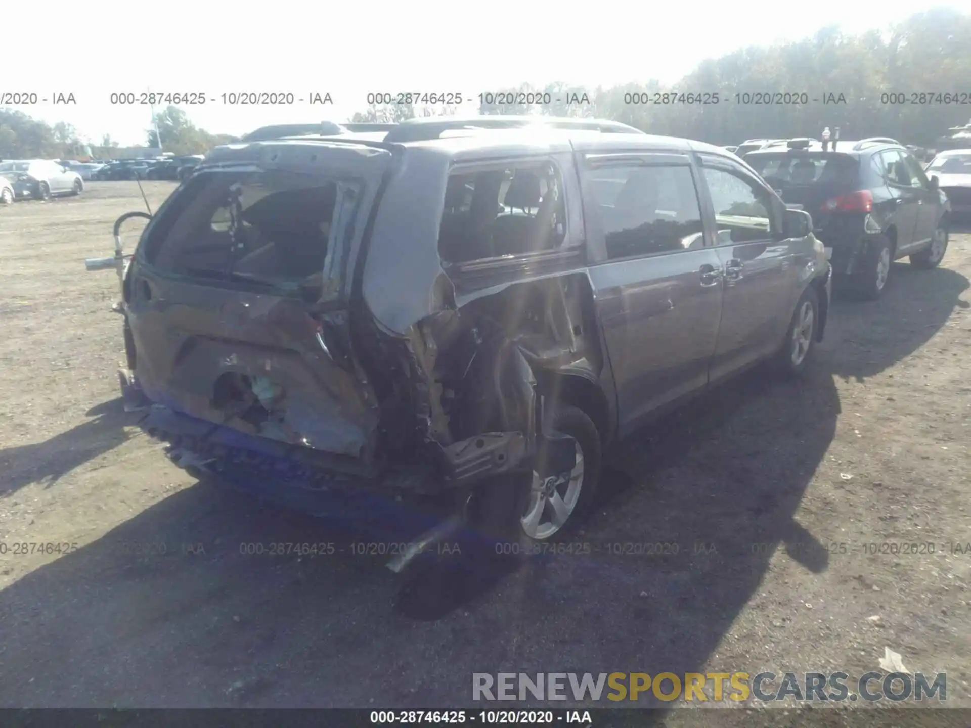 4 Photograph of a damaged car 5TDKZ3DC7KS975552 TOYOTA SIENNA 2019