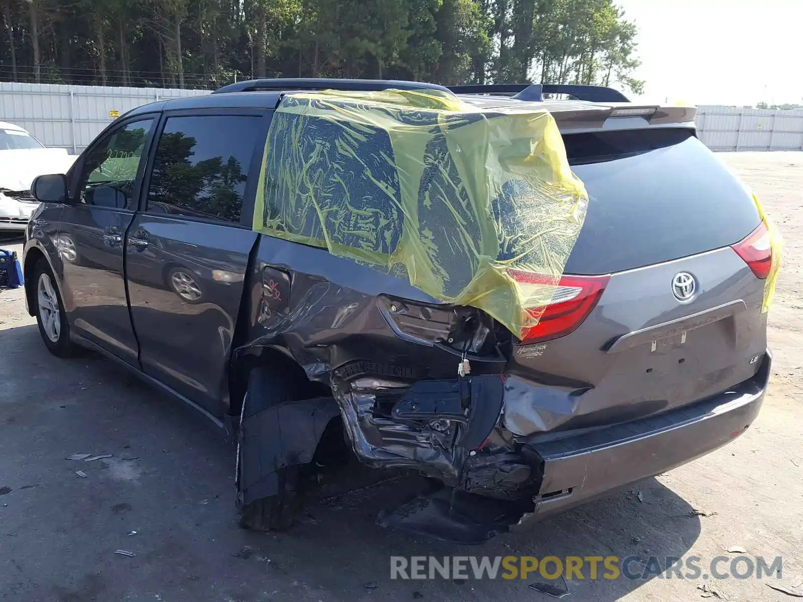 3 Photograph of a damaged car 5TDKZ3DC7KS980668 TOYOTA SIENNA 2019