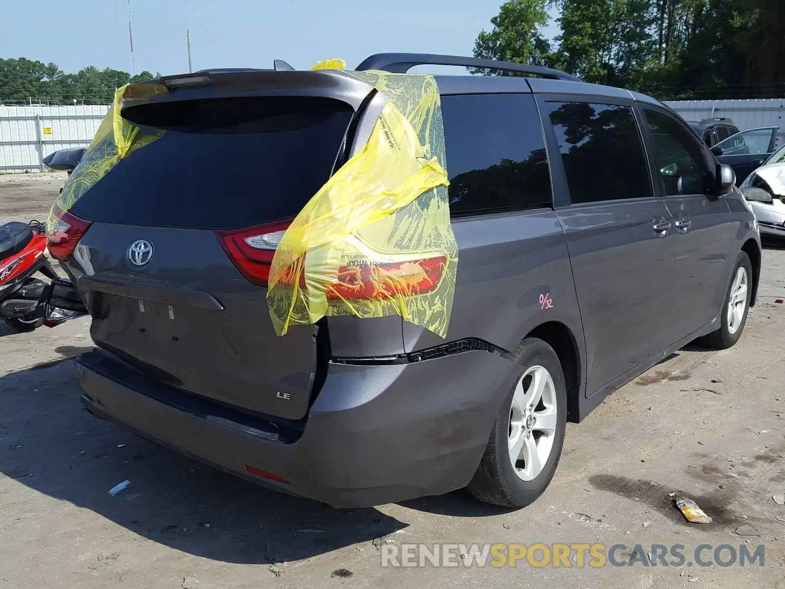 4 Фотография поврежденного автомобиля 5TDKZ3DC7KS980668 TOYOTA SIENNA 2019