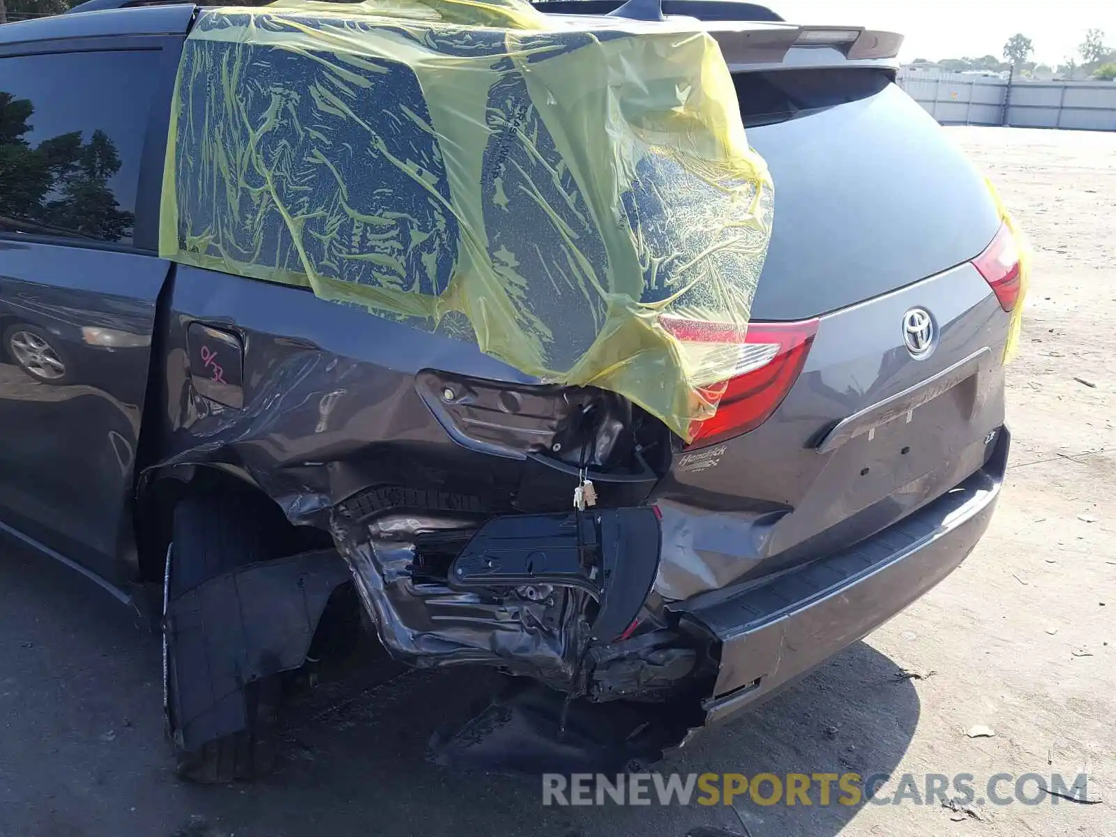 9 Photograph of a damaged car 5TDKZ3DC7KS980668 TOYOTA SIENNA 2019