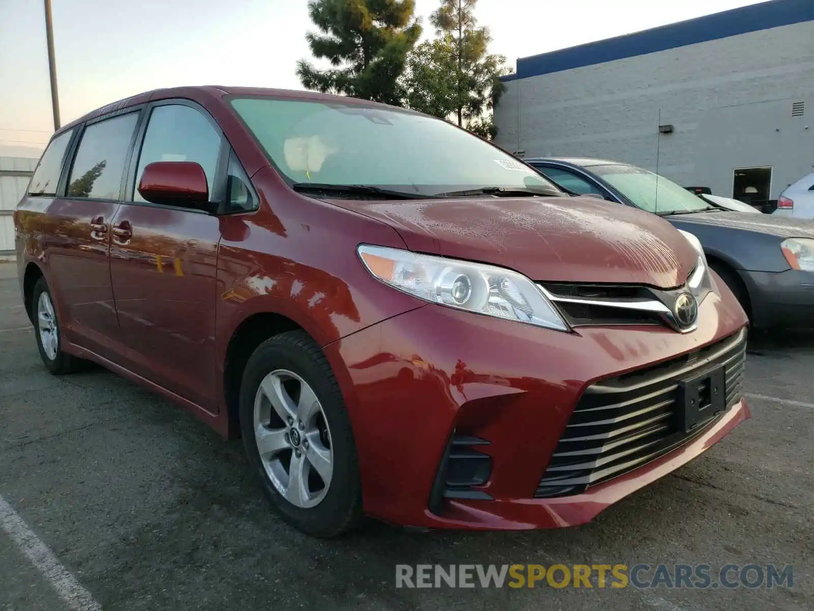 1 Photograph of a damaged car 5TDKZ3DC7KS981027 TOYOTA SIENNA 2019