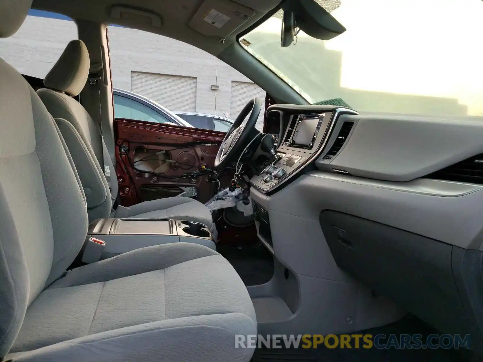 5 Photograph of a damaged car 5TDKZ3DC7KS981027 TOYOTA SIENNA 2019