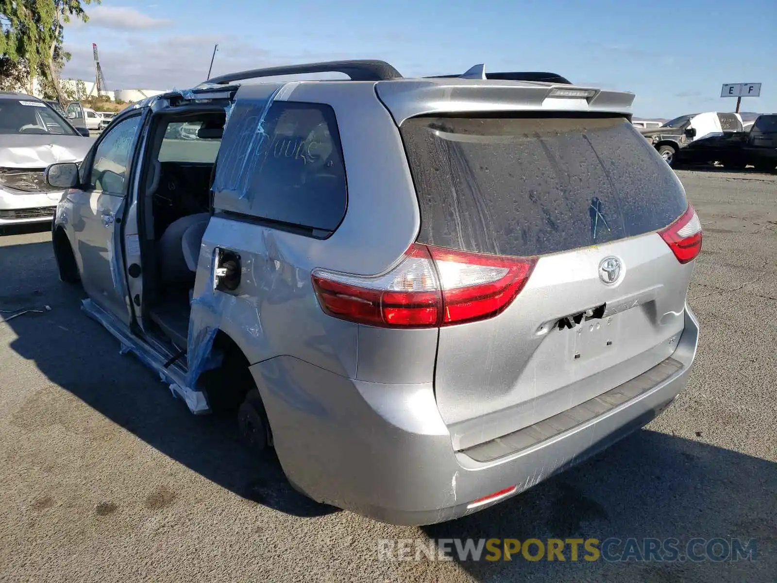 3 Photograph of a damaged car 5TDKZ3DC7KS986034 TOYOTA SIENNA 2019