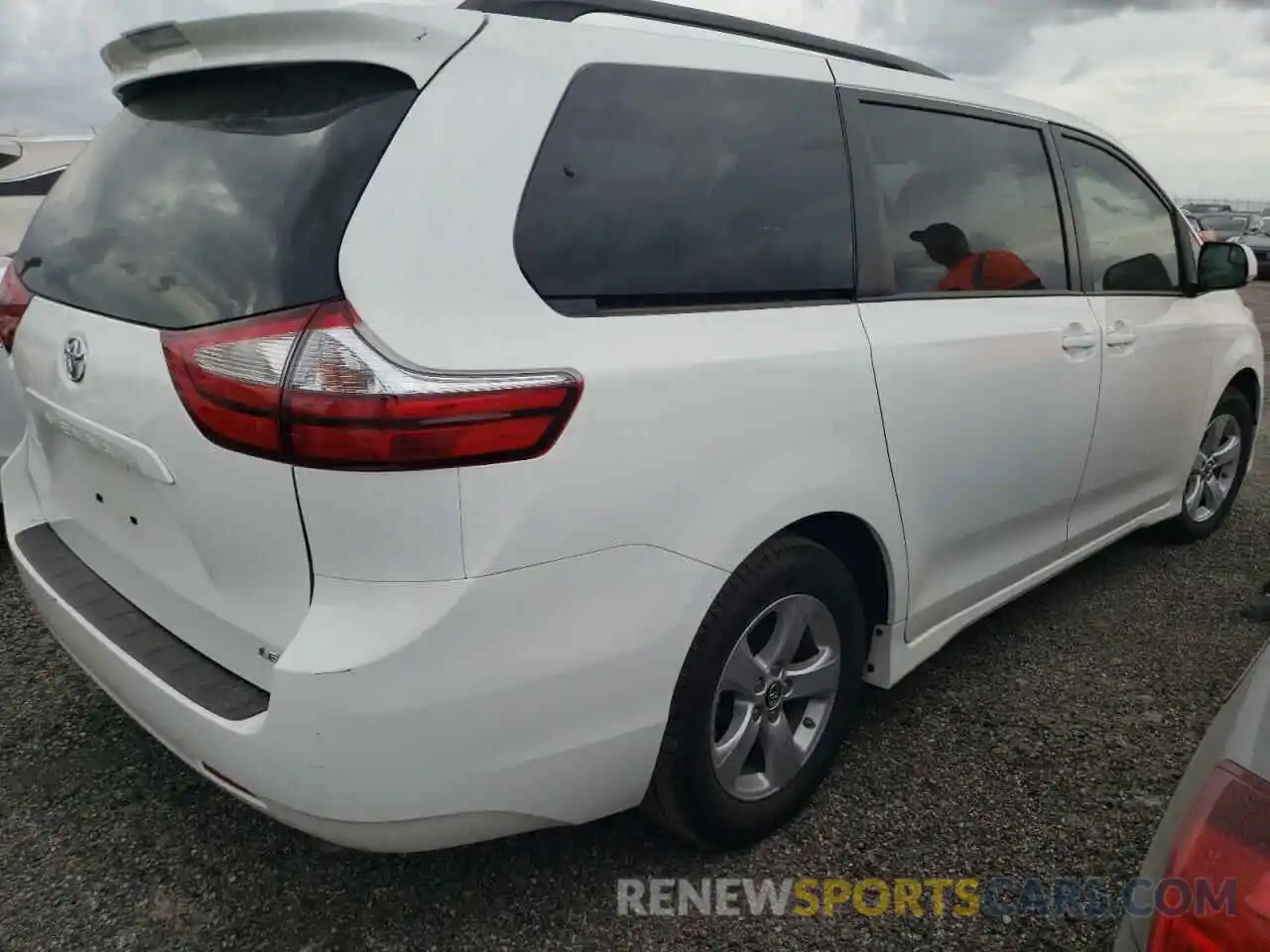 4 Photograph of a damaged car 5TDKZ3DC7KS987104 TOYOTA SIENNA 2019