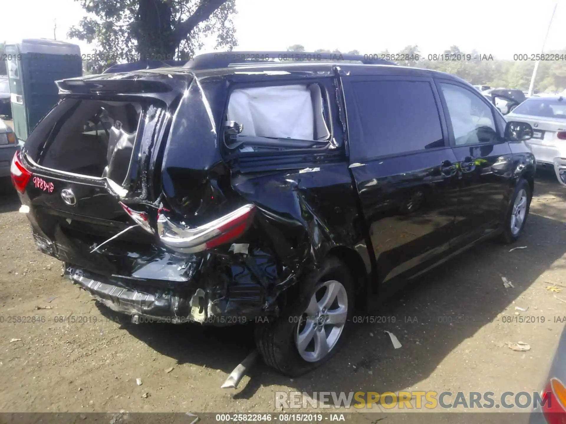 4 Photograph of a damaged car 5TDKZ3DC7KS988348 TOYOTA SIENNA 2019