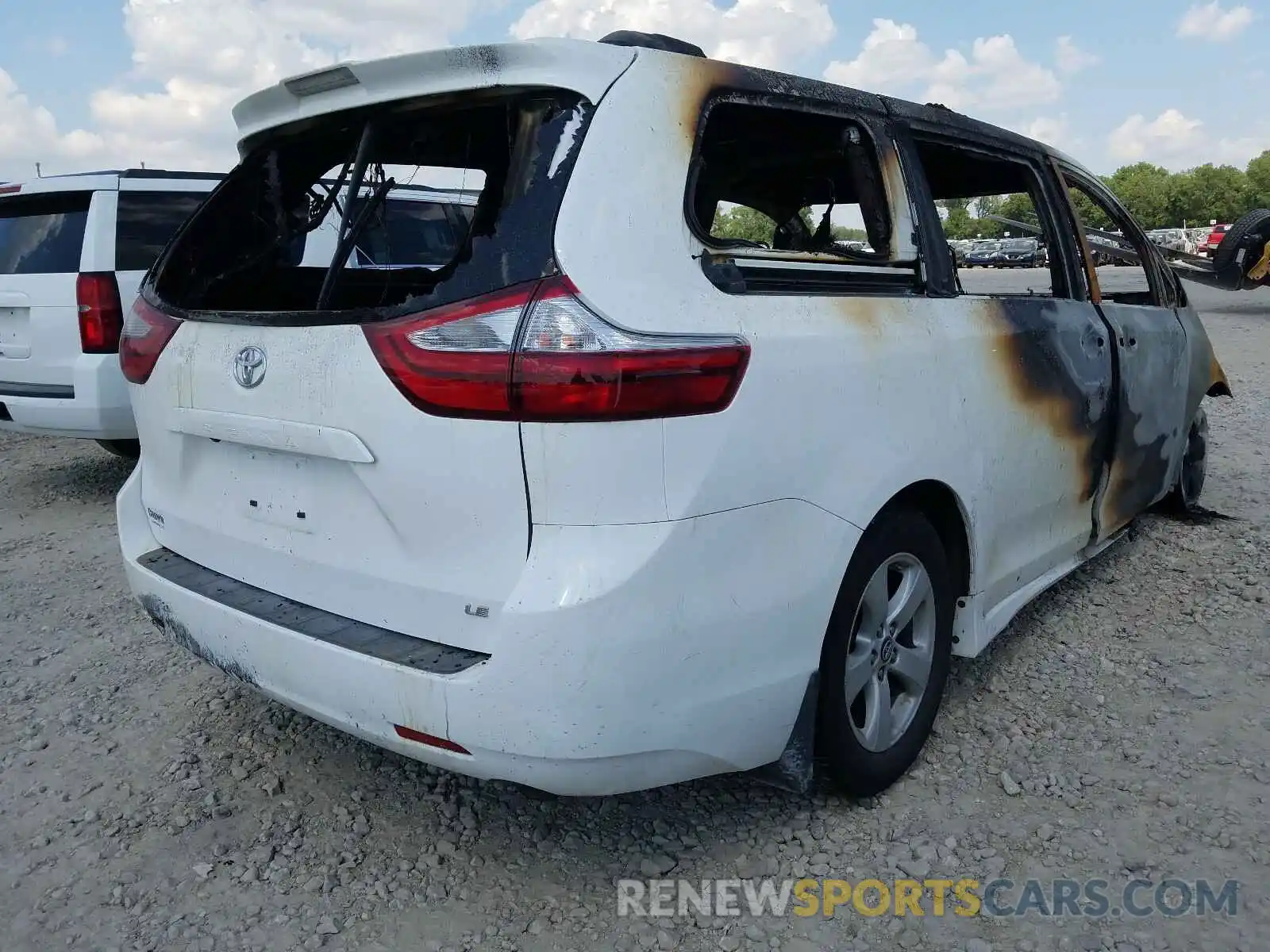 4 Photograph of a damaged car 5TDKZ3DC7KS990455 TOYOTA SIENNA 2019