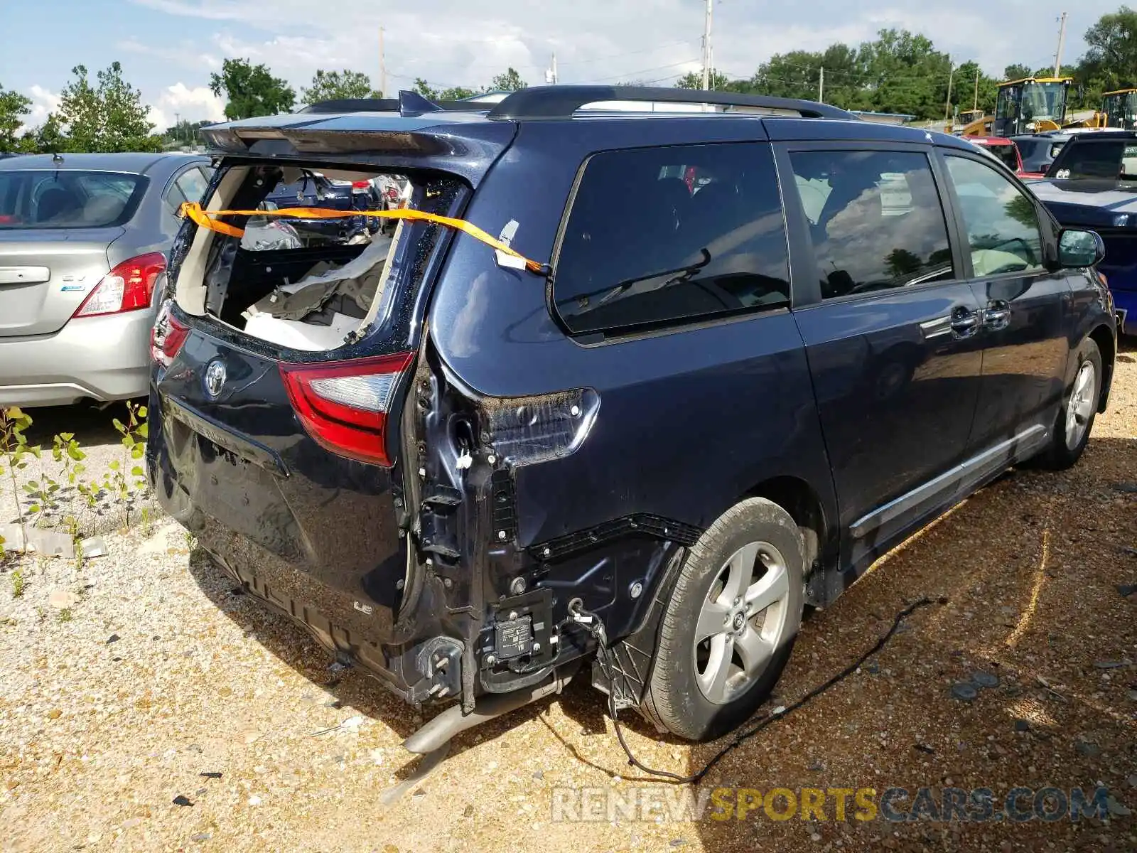 4 Photograph of a damaged car 5TDKZ3DC7KS990858 TOYOTA SIENNA 2019