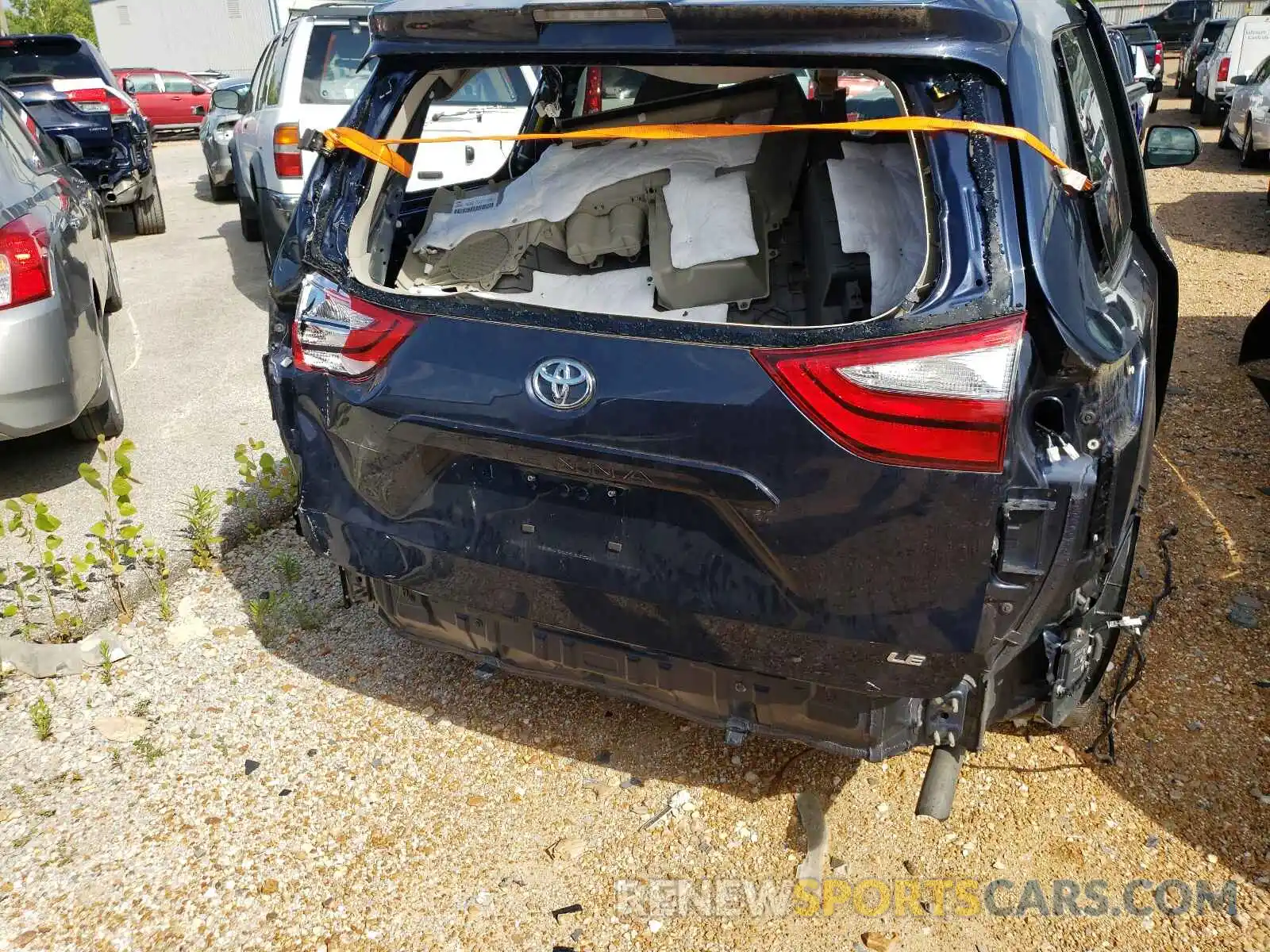 9 Photograph of a damaged car 5TDKZ3DC7KS990858 TOYOTA SIENNA 2019