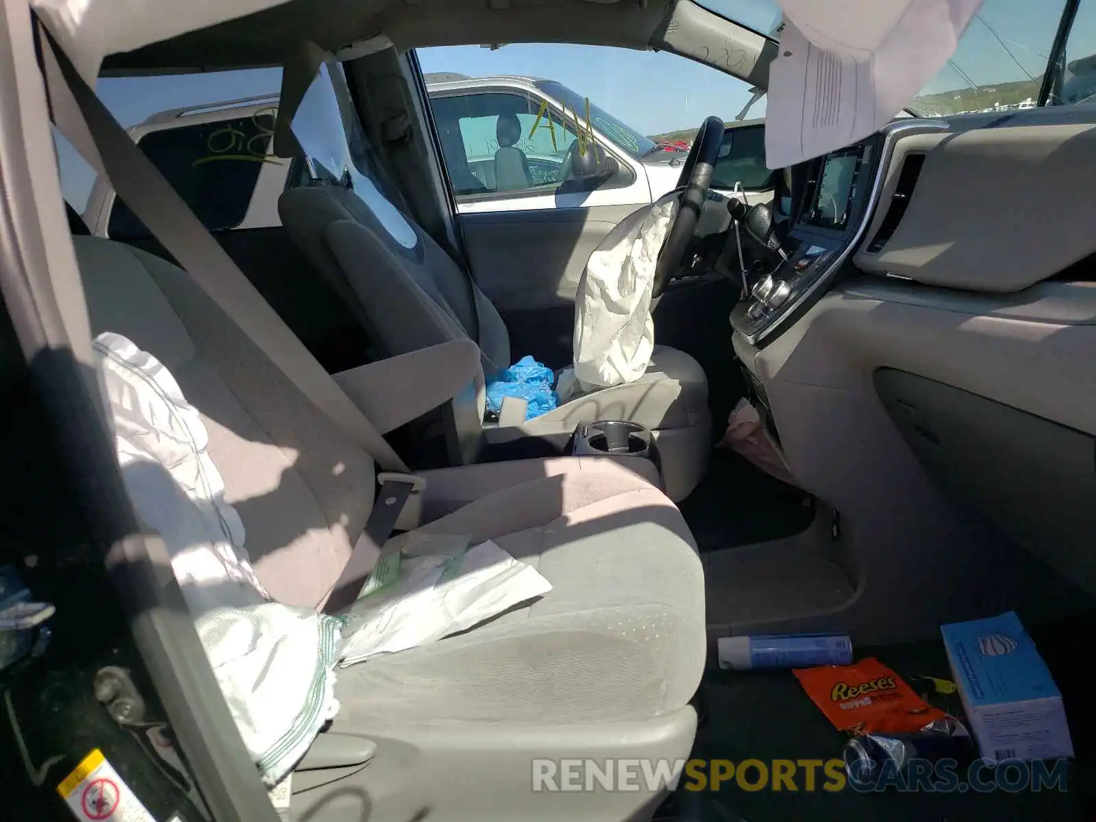 5 Photograph of a damaged car 5TDKZ3DC7KS997549 TOYOTA SIENNA 2019