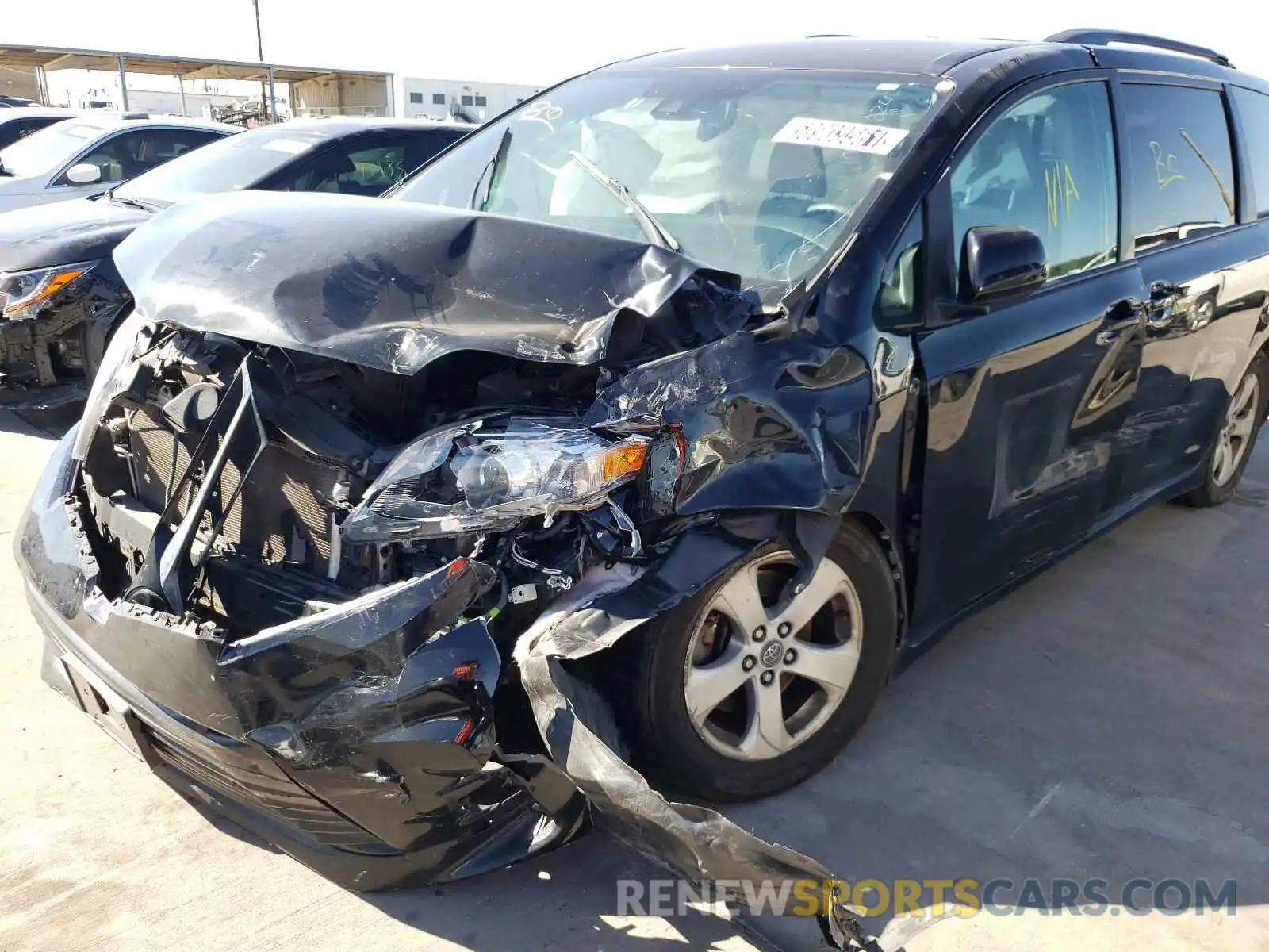 9 Photograph of a damaged car 5TDKZ3DC7KS997549 TOYOTA SIENNA 2019