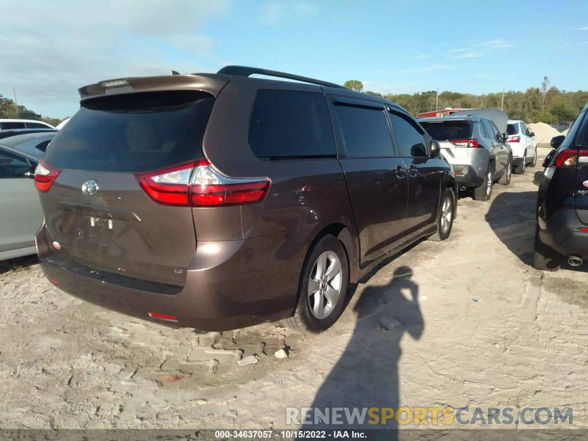 4 Photograph of a damaged car 5TDKZ3DC7KS999494 TOYOTA SIENNA 2019