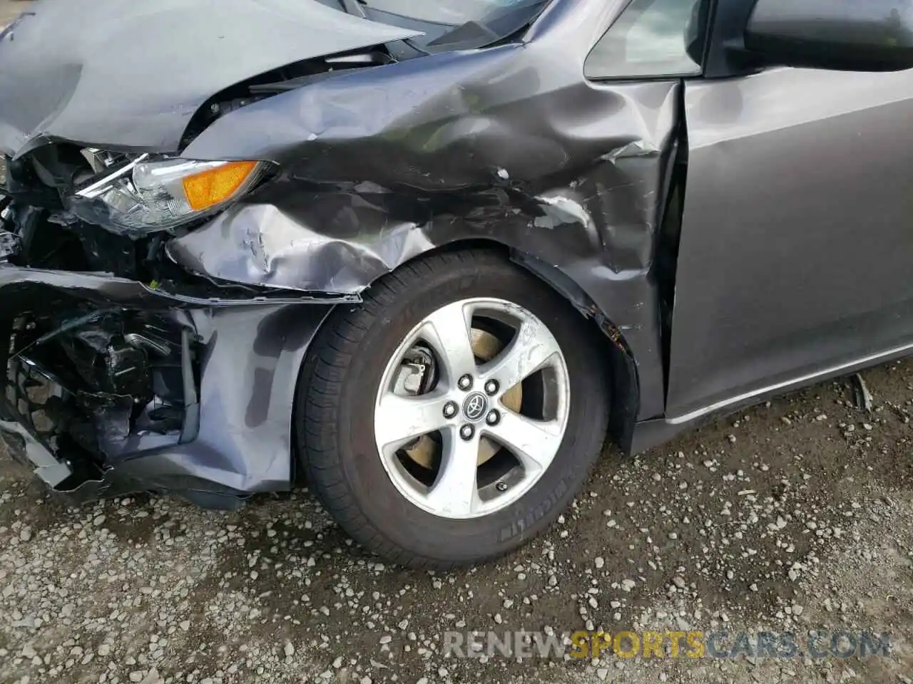 9 Photograph of a damaged car 5TDKZ3DC8KS003040 TOYOTA SIENNA 2019