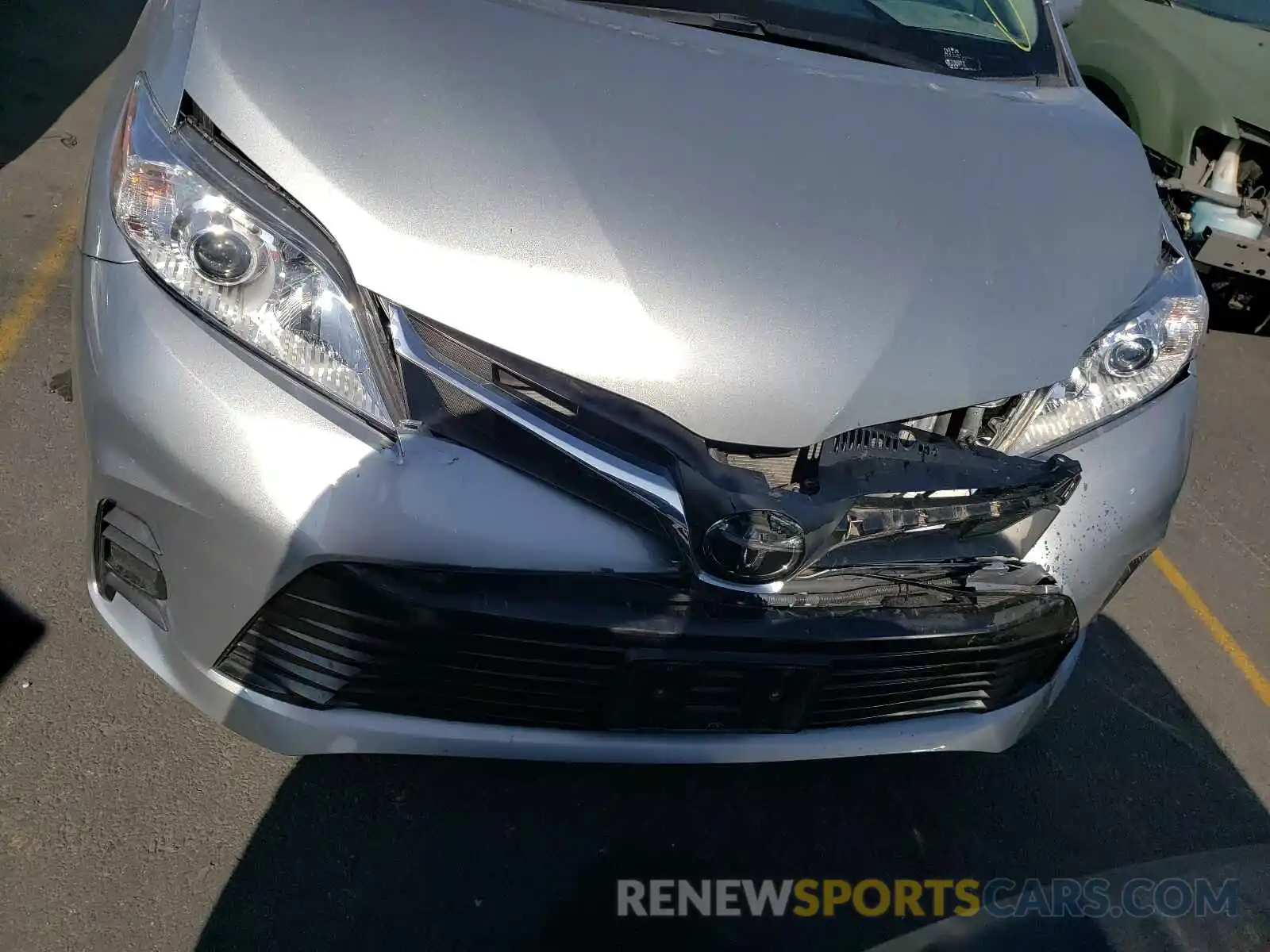 9 Photograph of a damaged car 5TDKZ3DC8KS003636 TOYOTA SIENNA 2019