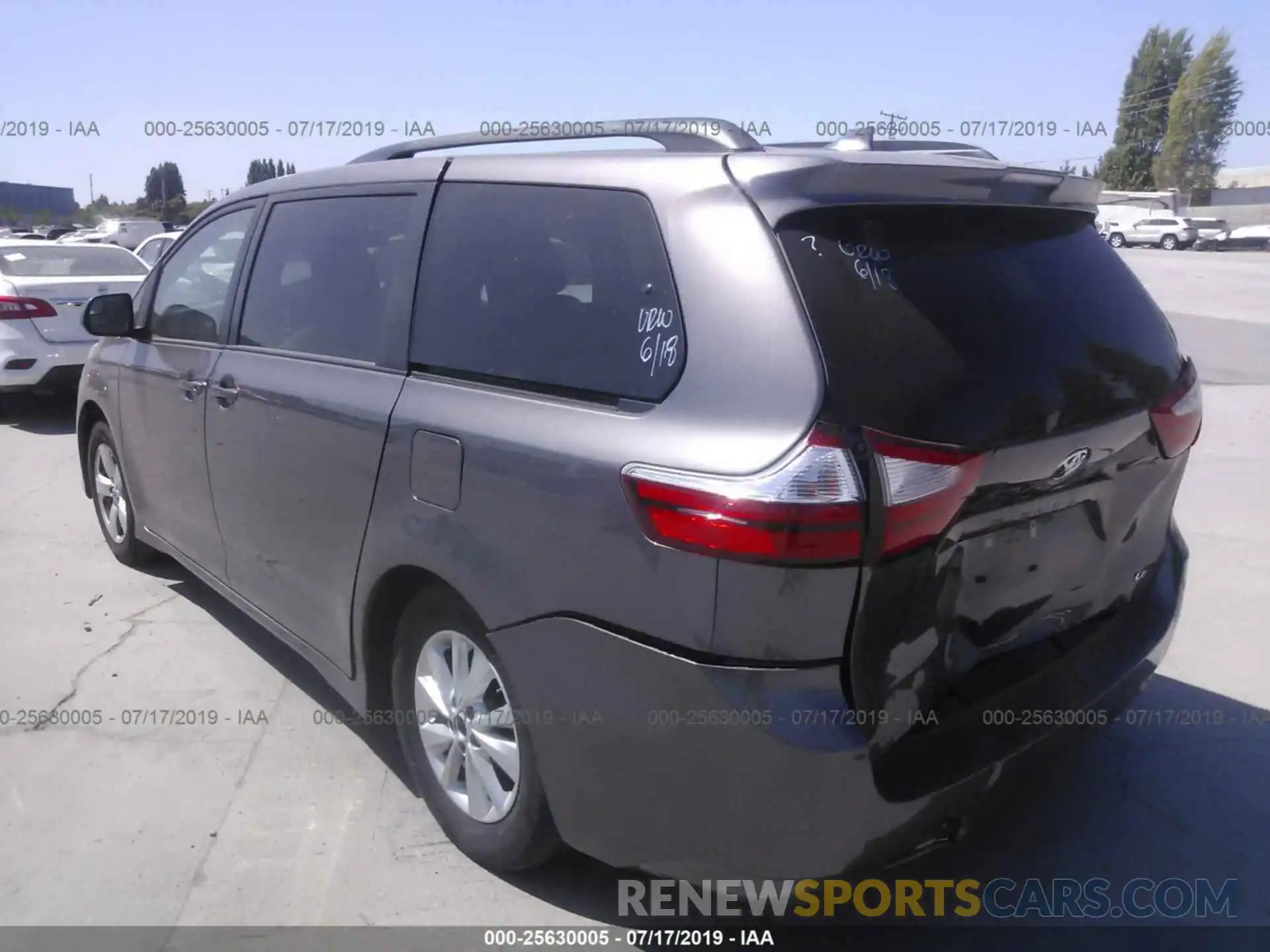 3 Фотография поврежденного автомобиля 5TDKZ3DC8KS003670 TOYOTA SIENNA 2019