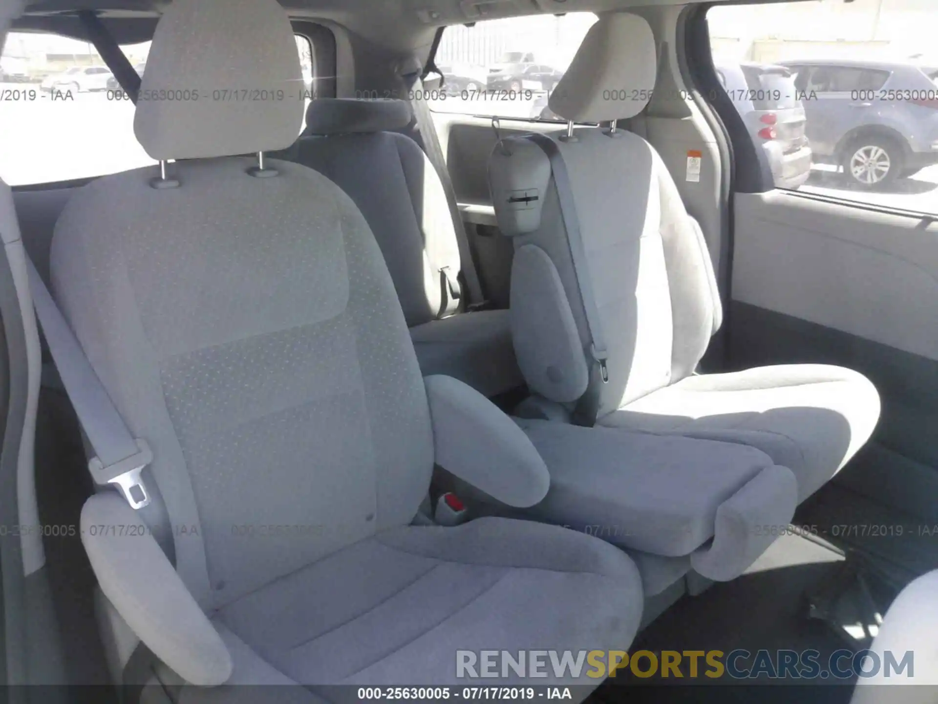 8 Фотография поврежденного автомобиля 5TDKZ3DC8KS003670 TOYOTA SIENNA 2019