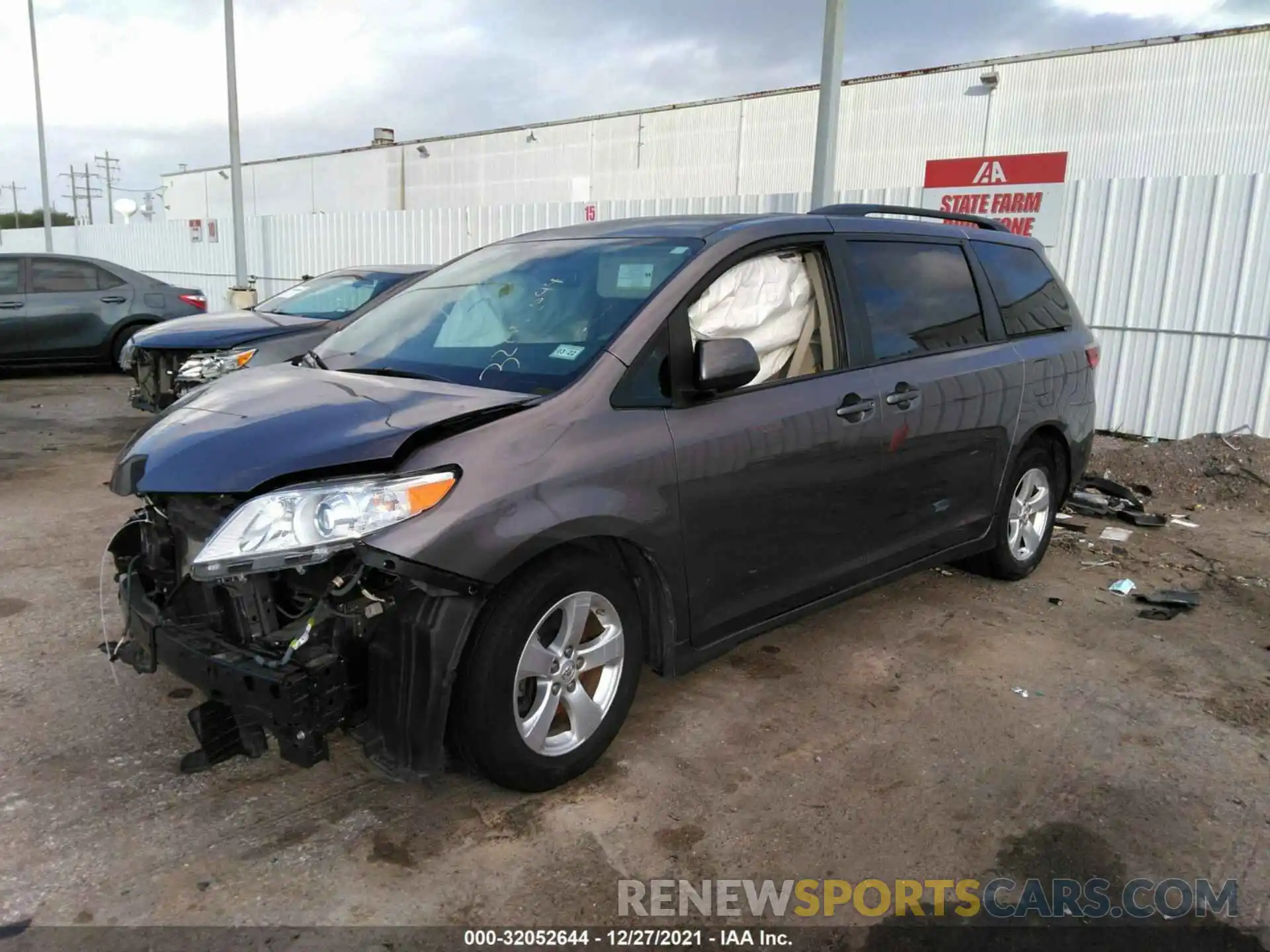 2 Photograph of a damaged car 5TDKZ3DC8KS004608 TOYOTA SIENNA 2019