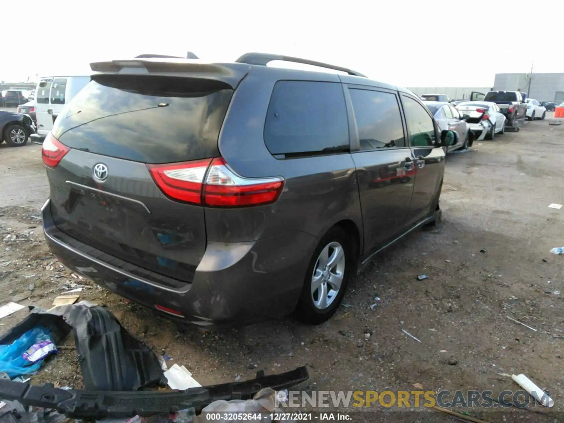 4 Фотография поврежденного автомобиля 5TDKZ3DC8KS004608 TOYOTA SIENNA 2019