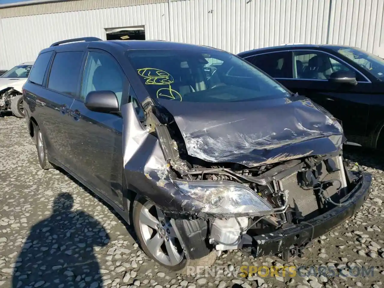 1 Photograph of a damaged car 5TDKZ3DC8KS010179 TOYOTA SIENNA 2019