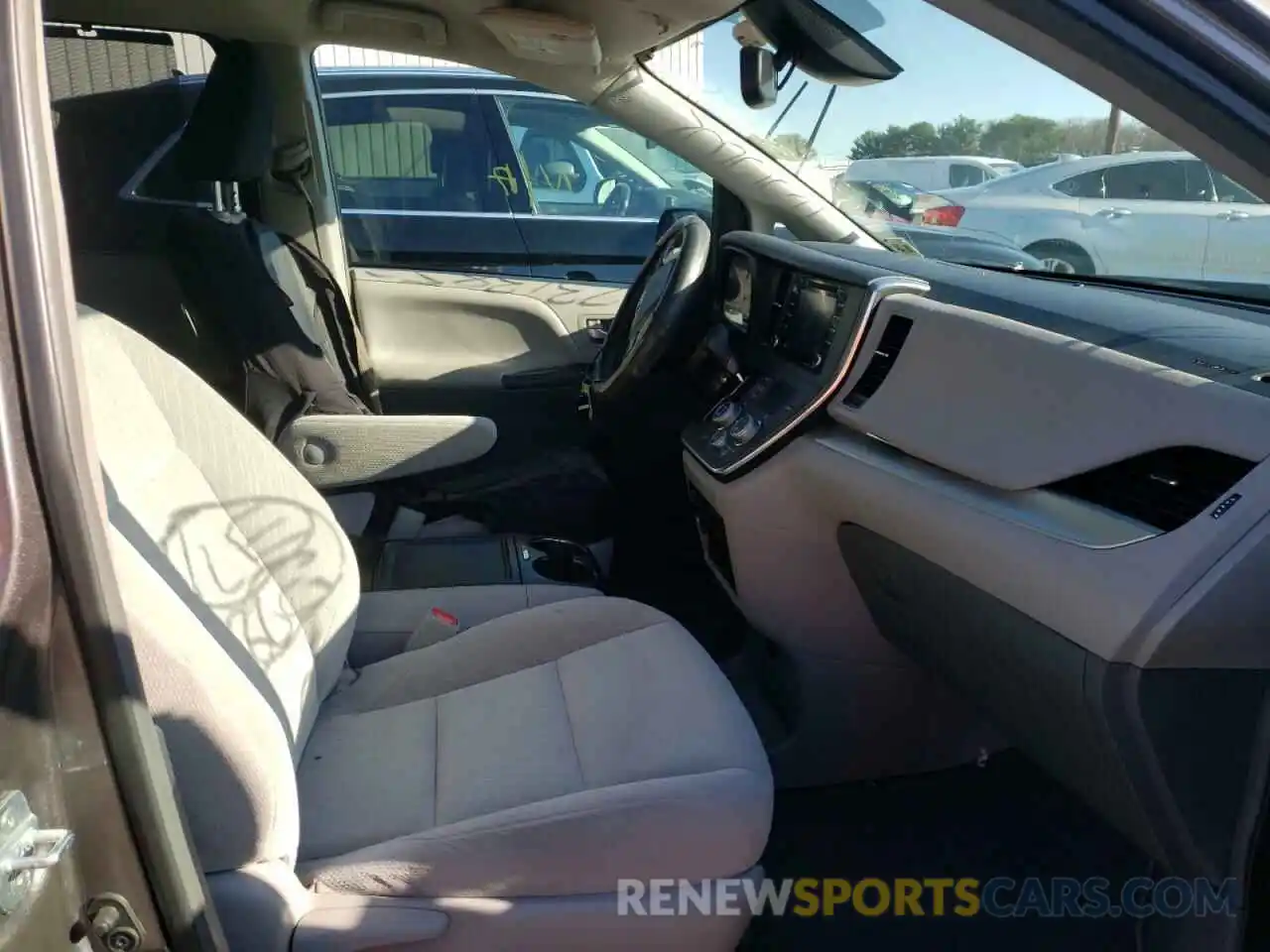 5 Photograph of a damaged car 5TDKZ3DC8KS010179 TOYOTA SIENNA 2019