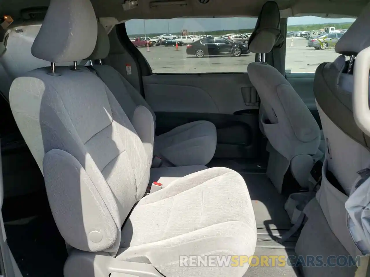 6 Photograph of a damaged car 5TDKZ3DC8KS011364 TOYOTA SIENNA 2019