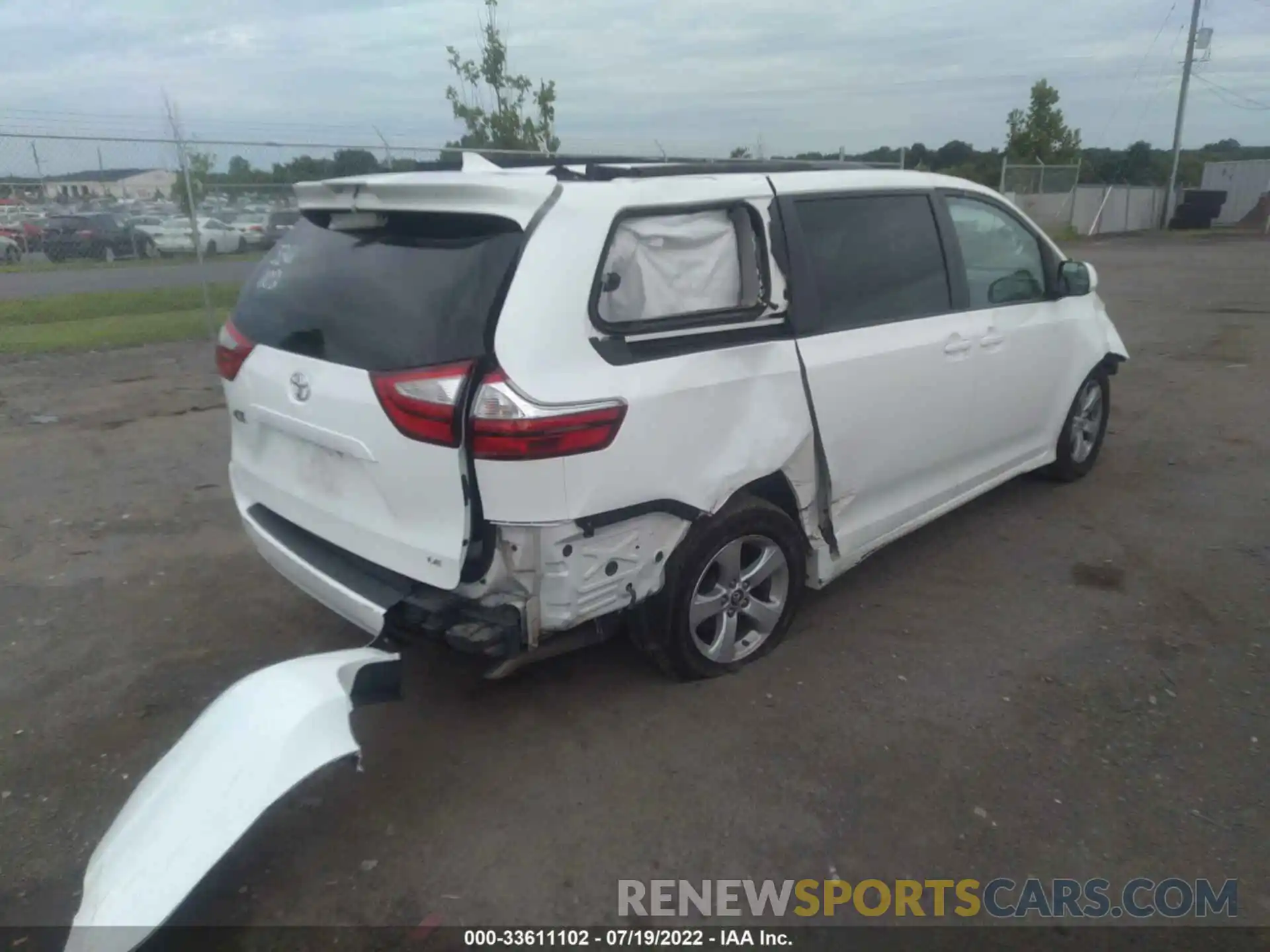 4 Photograph of a damaged car 5TDKZ3DC8KS017357 TOYOTA SIENNA 2019