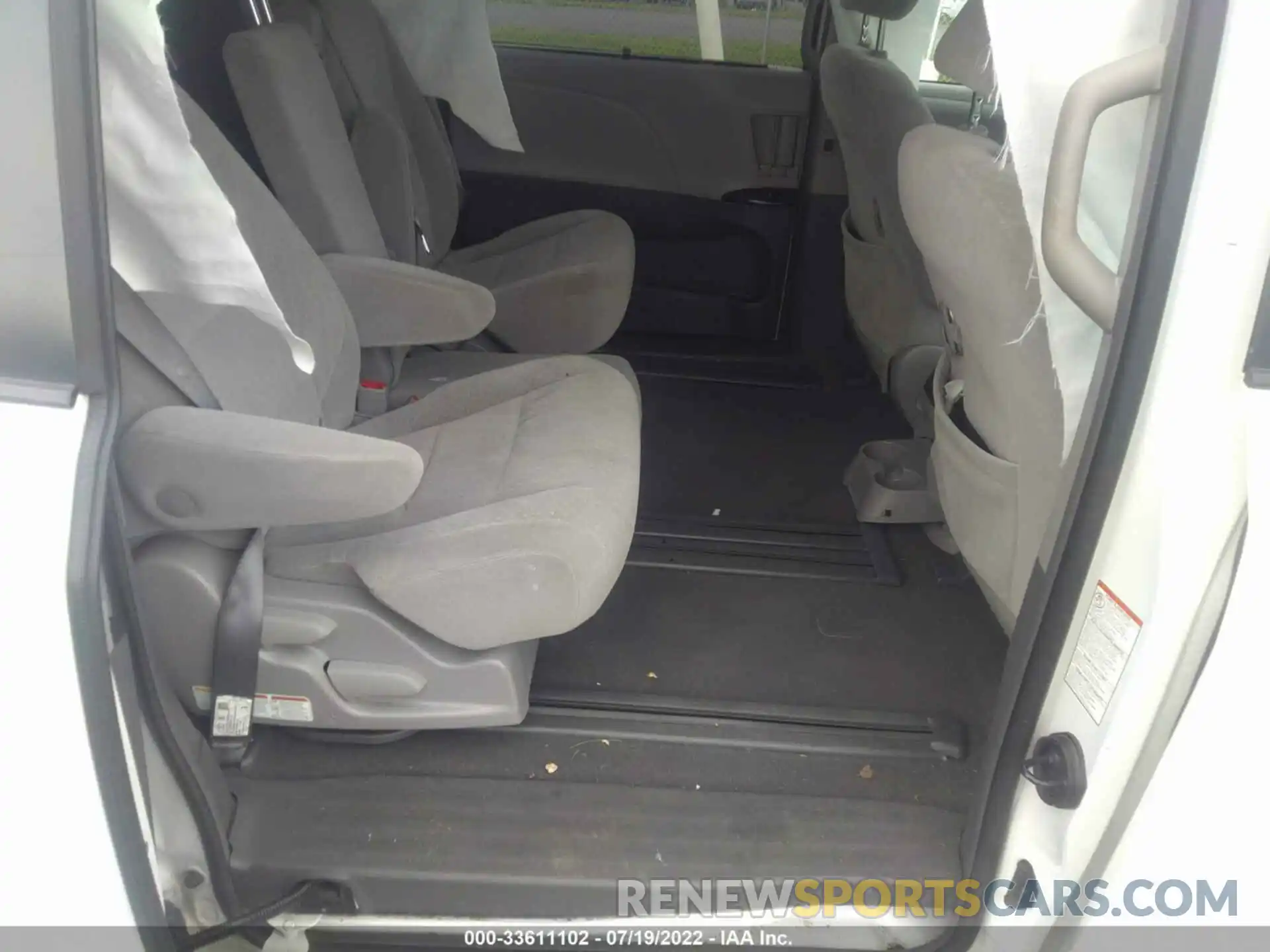 8 Photograph of a damaged car 5TDKZ3DC8KS017357 TOYOTA SIENNA 2019