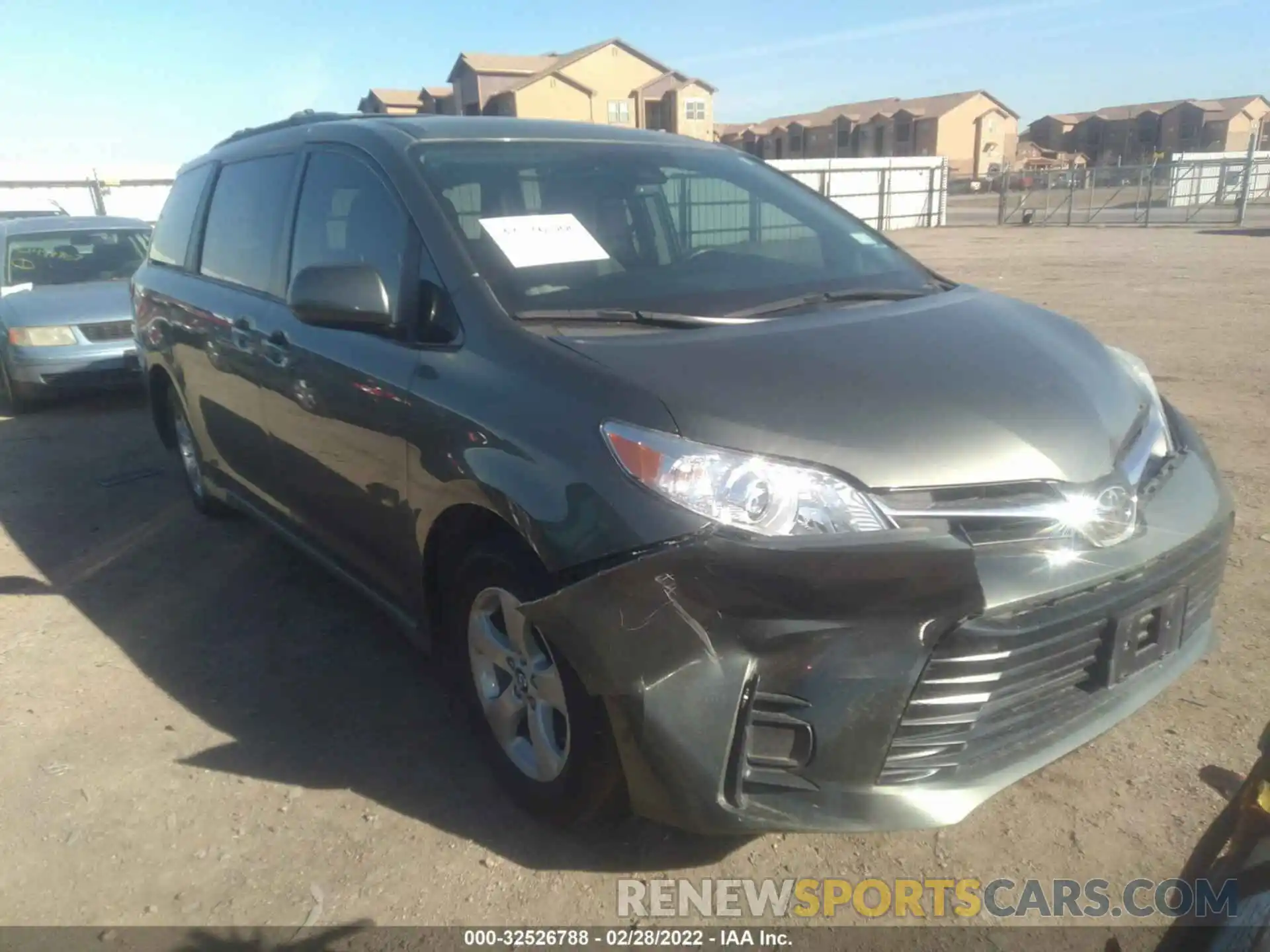 1 Photograph of a damaged car 5TDKZ3DC8KS017942 TOYOTA SIENNA 2019