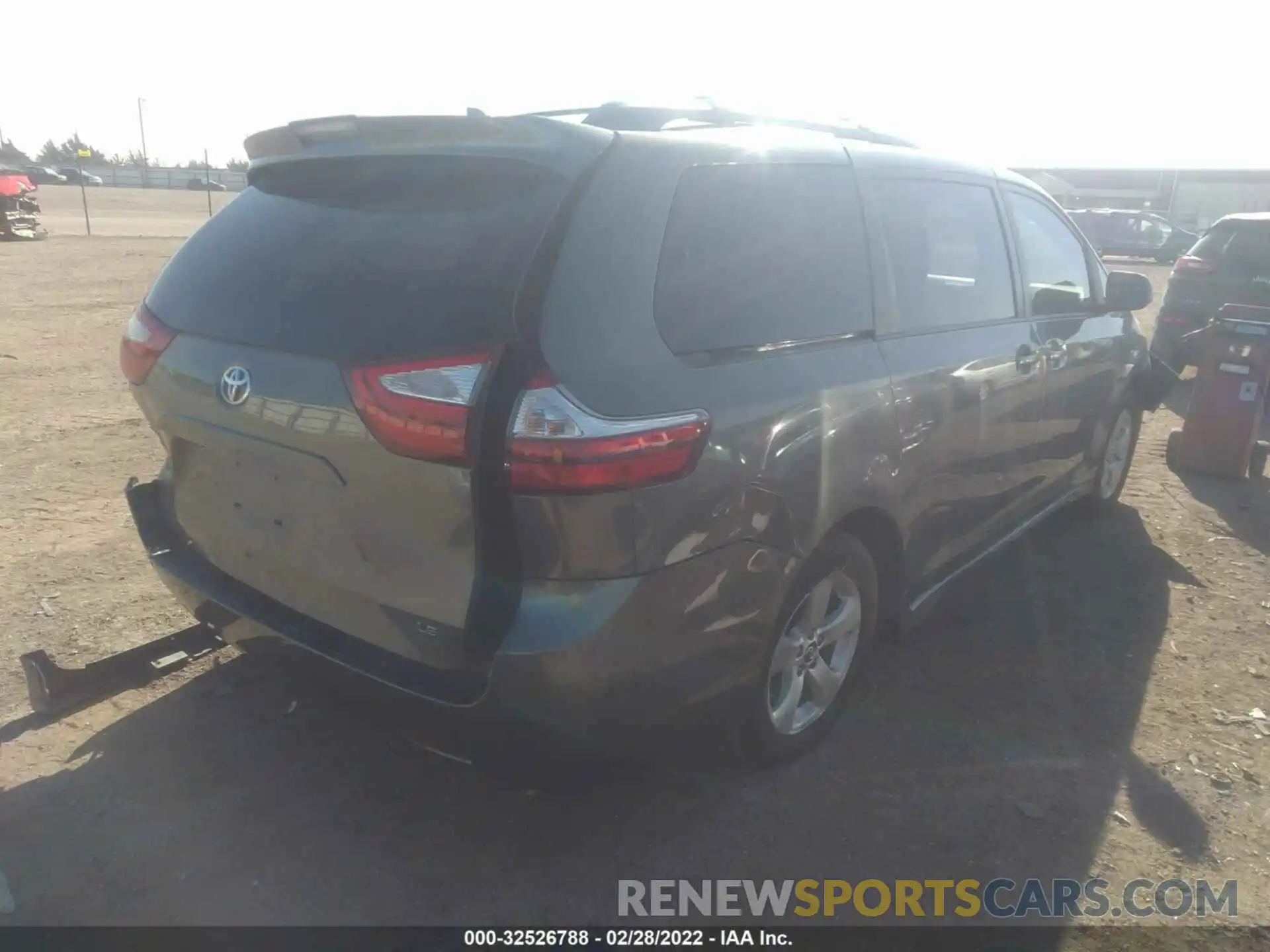 4 Photograph of a damaged car 5TDKZ3DC8KS017942 TOYOTA SIENNA 2019