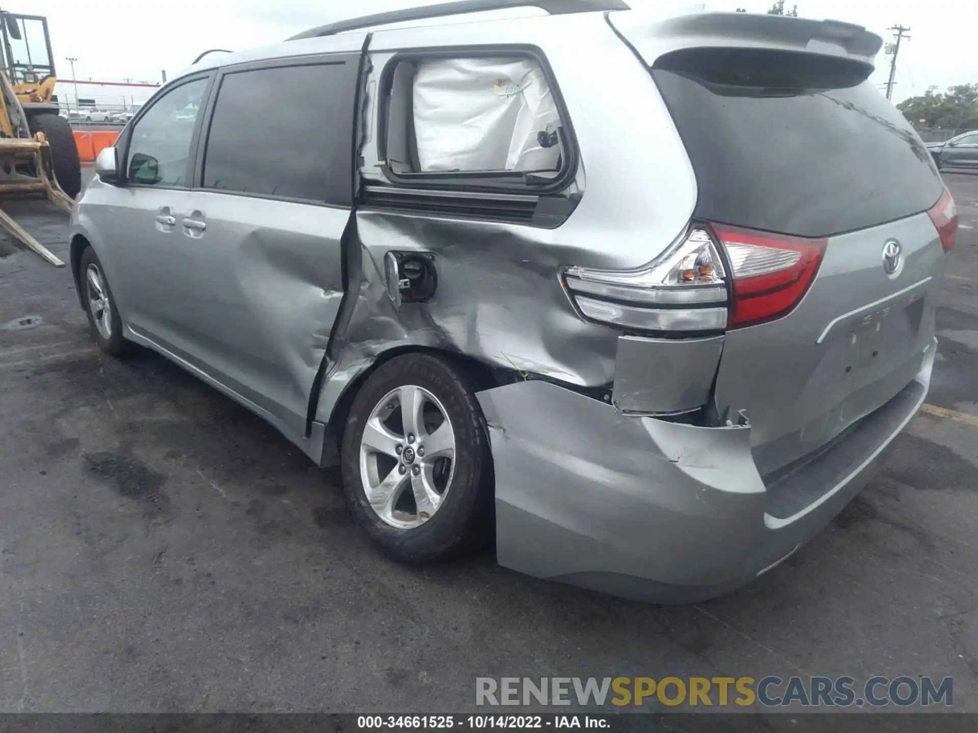 3 Photograph of a damaged car 5TDKZ3DC8KS018458 TOYOTA SIENNA 2019