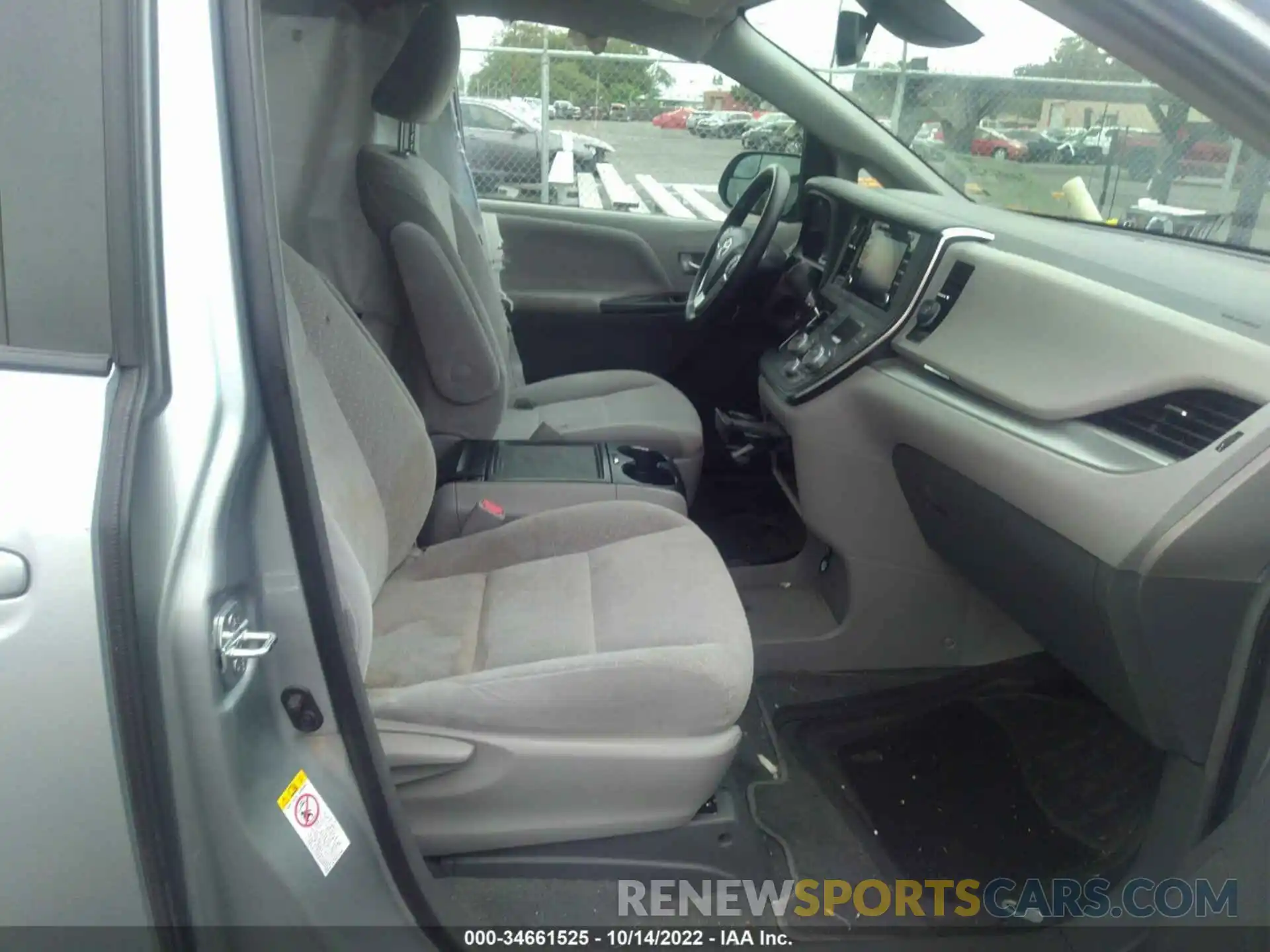 5 Photograph of a damaged car 5TDKZ3DC8KS018458 TOYOTA SIENNA 2019