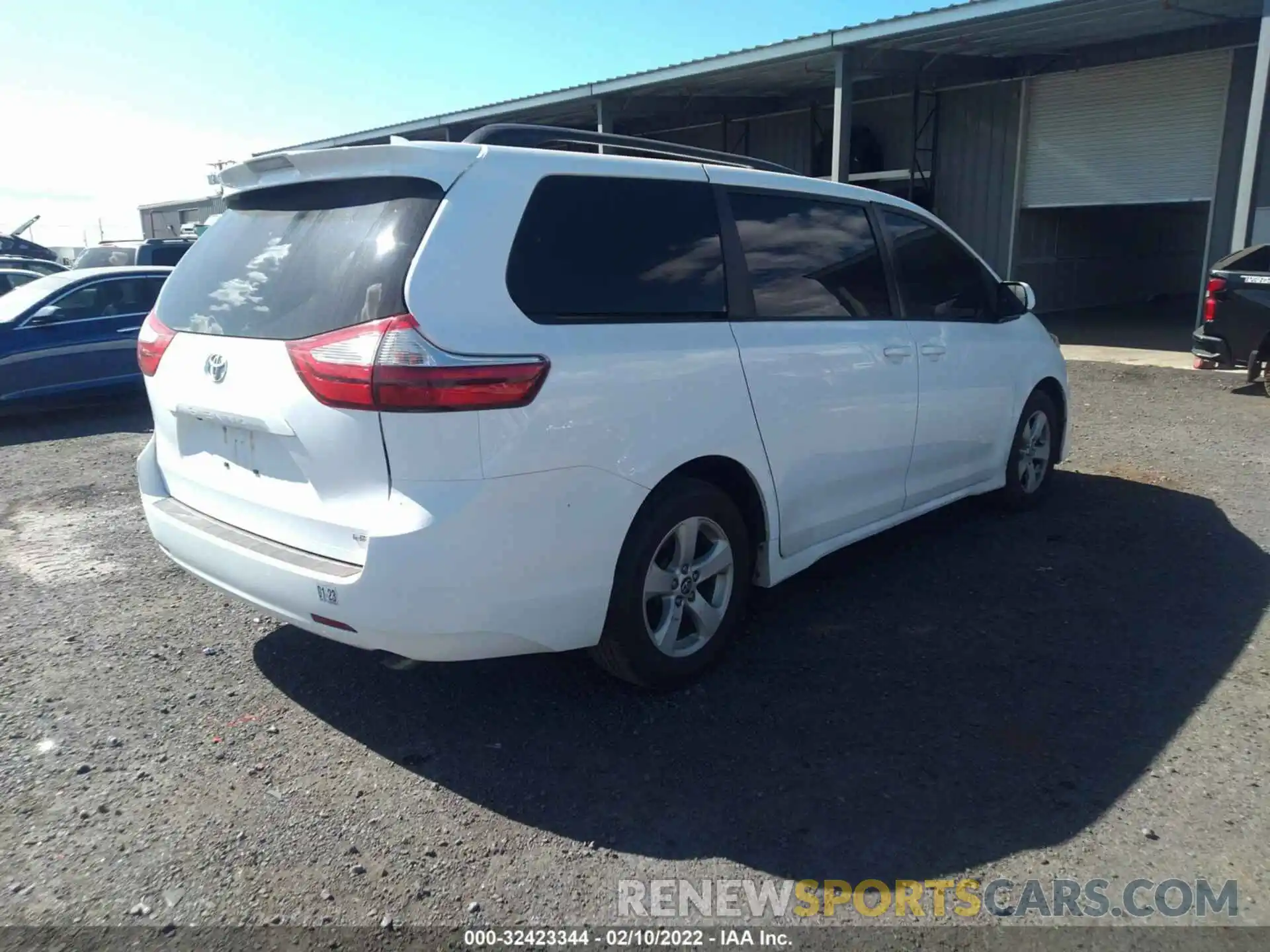 4 Photograph of a damaged car 5TDKZ3DC8KS966584 TOYOTA SIENNA 2019