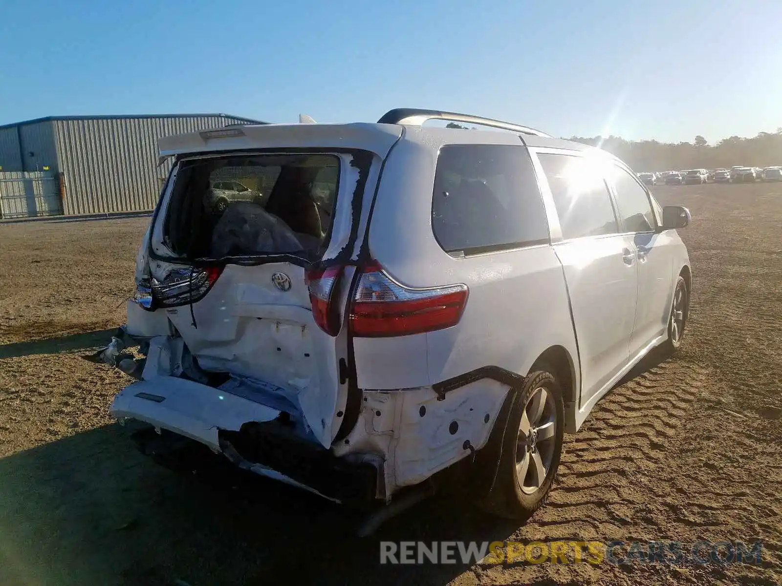 4 Photograph of a damaged car 5TDKZ3DC8KS966777 TOYOTA SIENNA 2019