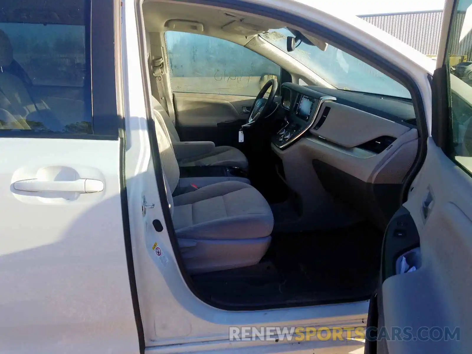 5 Photograph of a damaged car 5TDKZ3DC8KS966777 TOYOTA SIENNA 2019