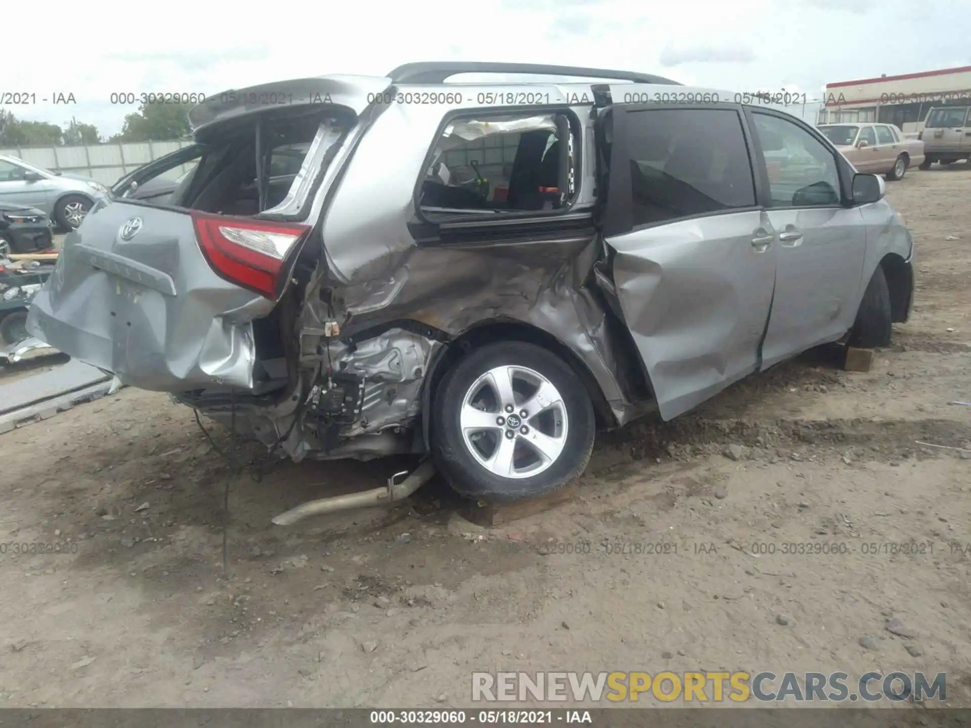 4 Photograph of a damaged car 5TDKZ3DC8KS976371 TOYOTA SIENNA 2019