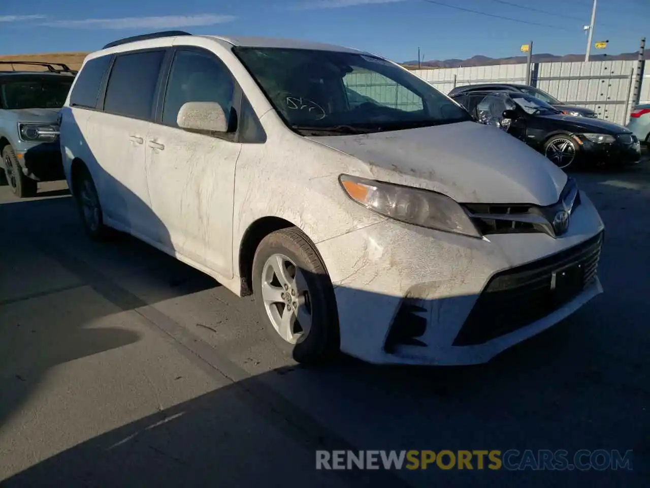 1 Photograph of a damaged car 5TDKZ3DC8KS980825 TOYOTA SIENNA 2019