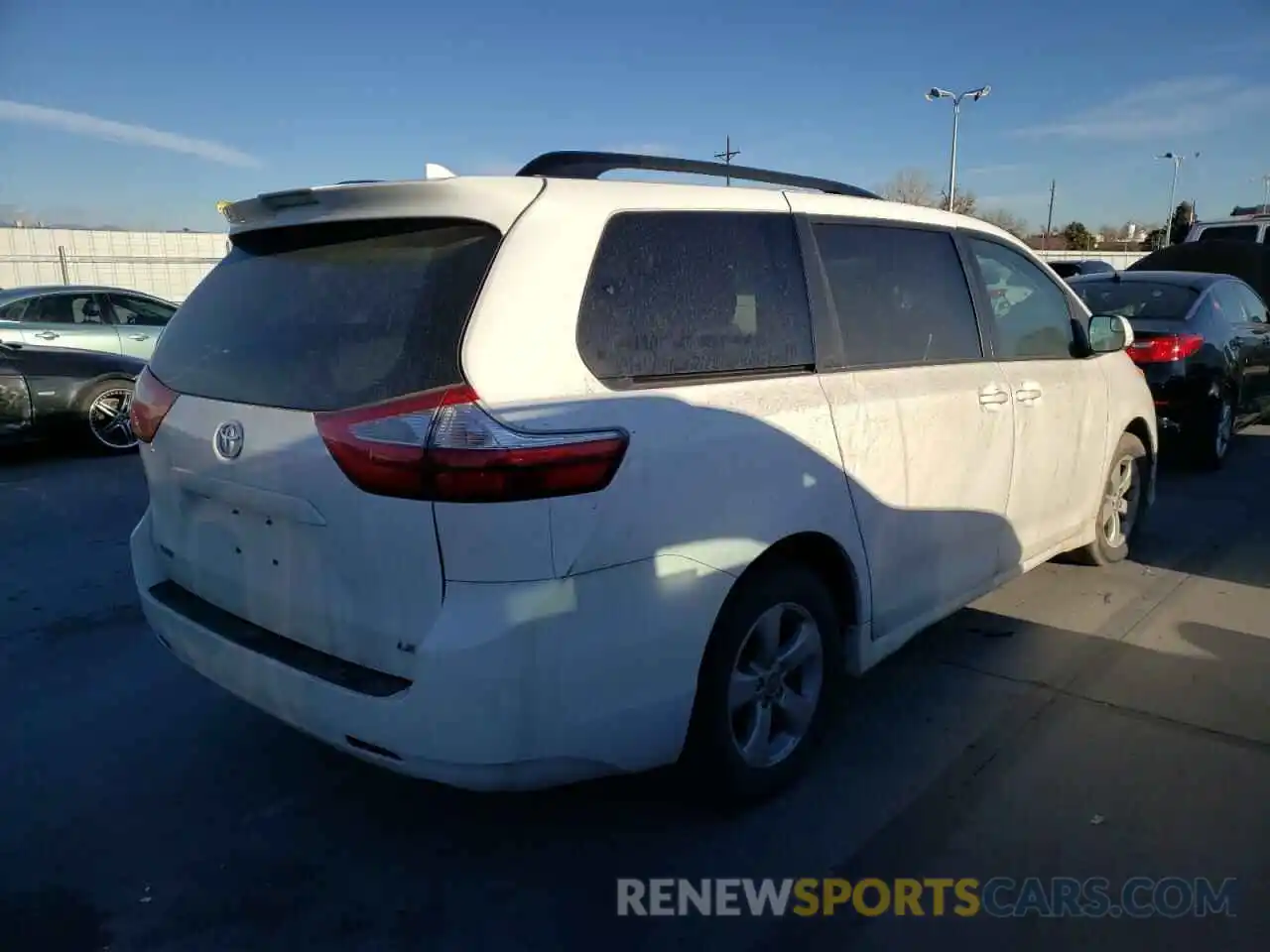 4 Photograph of a damaged car 5TDKZ3DC8KS980825 TOYOTA SIENNA 2019