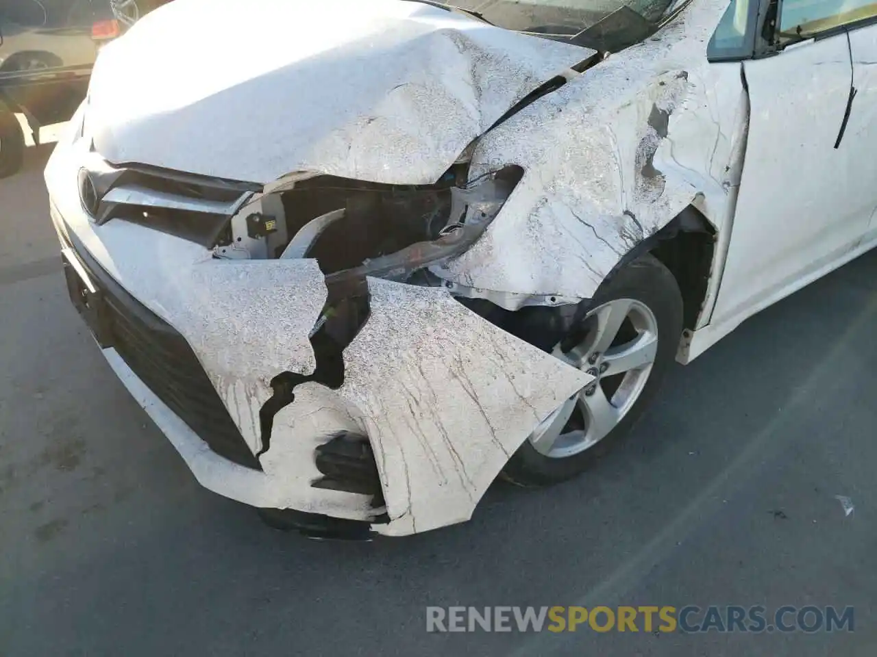 9 Photograph of a damaged car 5TDKZ3DC8KS980825 TOYOTA SIENNA 2019