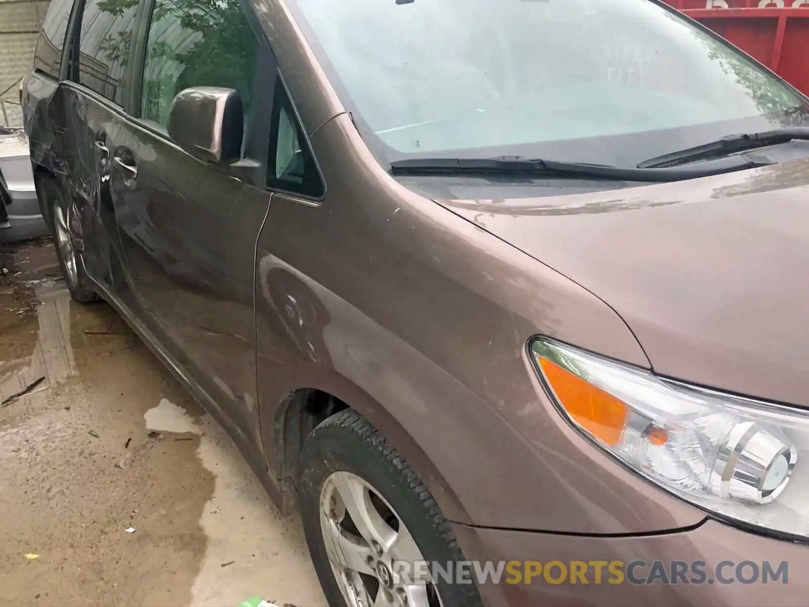 1 Photograph of a damaged car 5TDKZ3DC8KS984387 TOYOTA SIENNA 2019