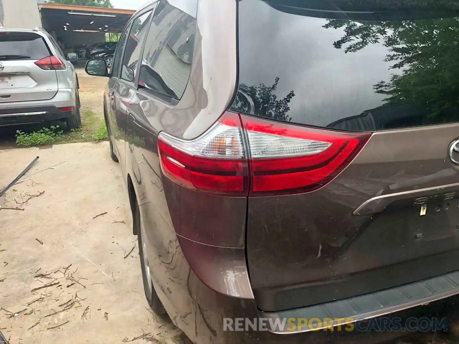 3 Photograph of a damaged car 5TDKZ3DC8KS984387 TOYOTA SIENNA 2019