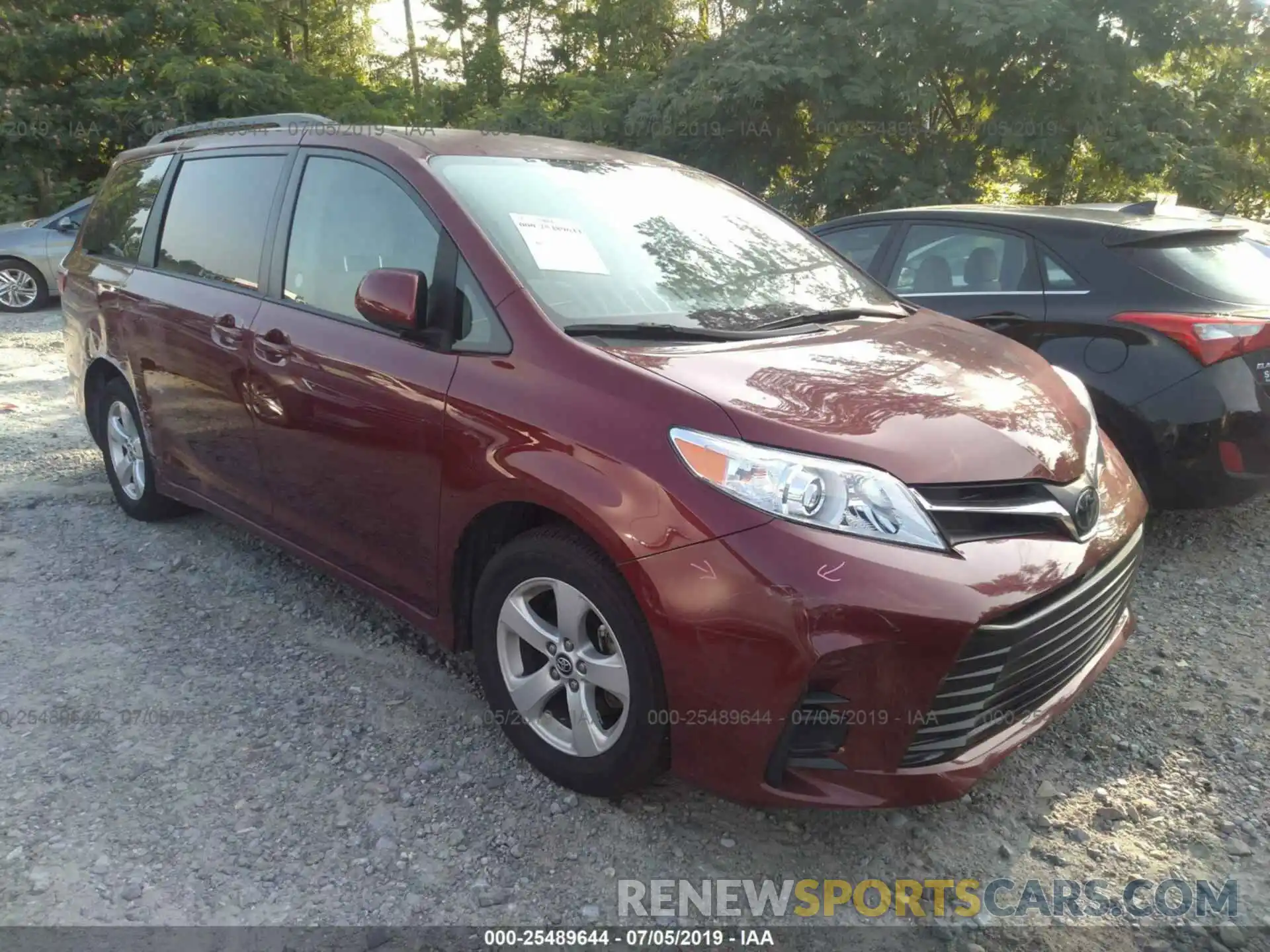 1 Photograph of a damaged car 5TDKZ3DC8KS985555 TOYOTA SIENNA 2019