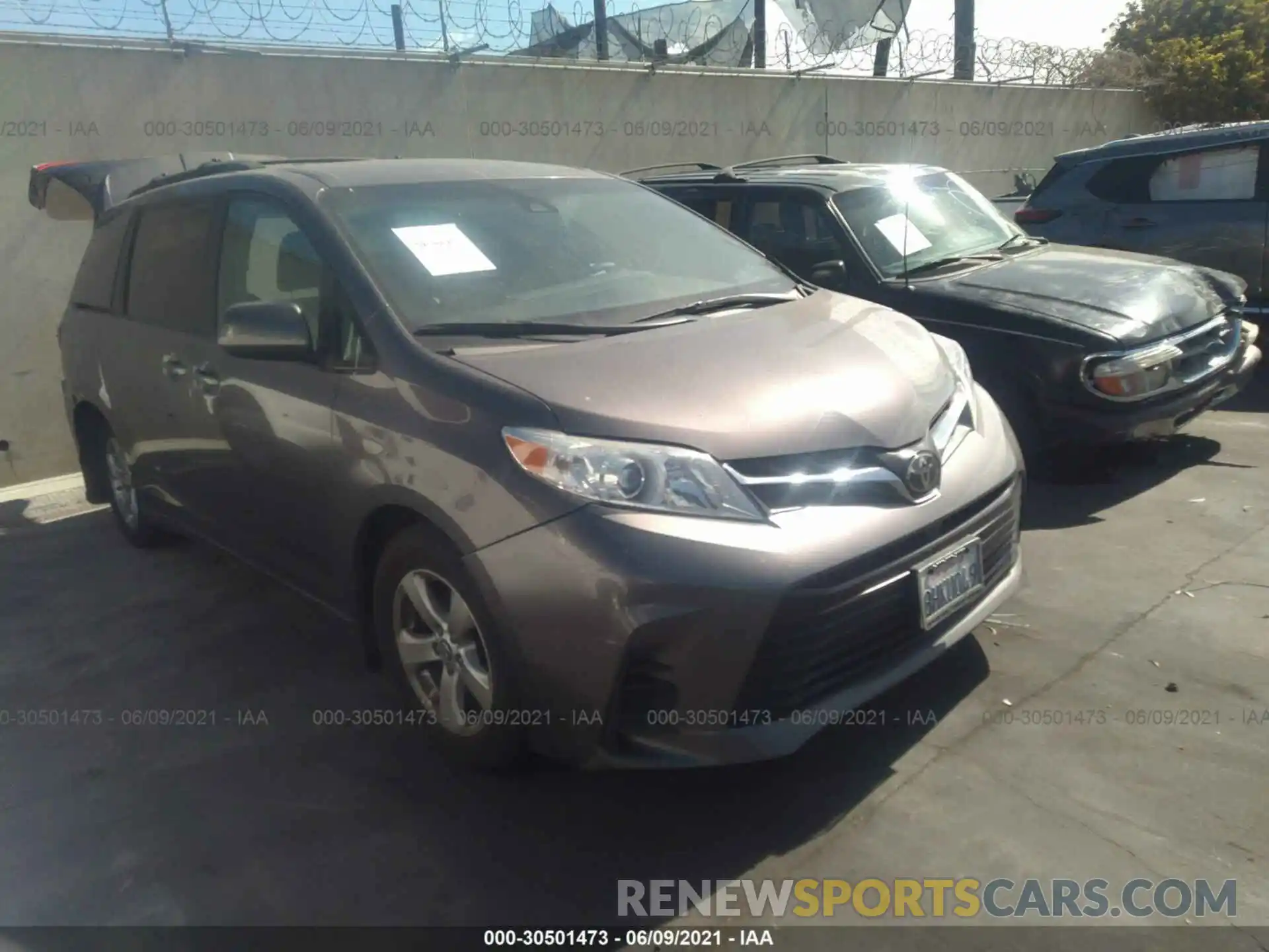 1 Photograph of a damaged car 5TDKZ3DC8KS987242 TOYOTA SIENNA 2019