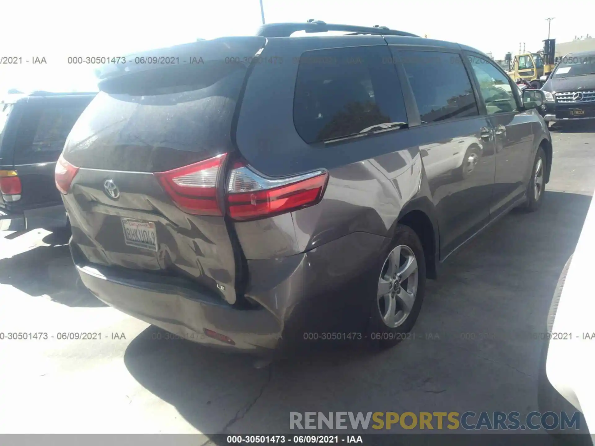 4 Photograph of a damaged car 5TDKZ3DC8KS987242 TOYOTA SIENNA 2019