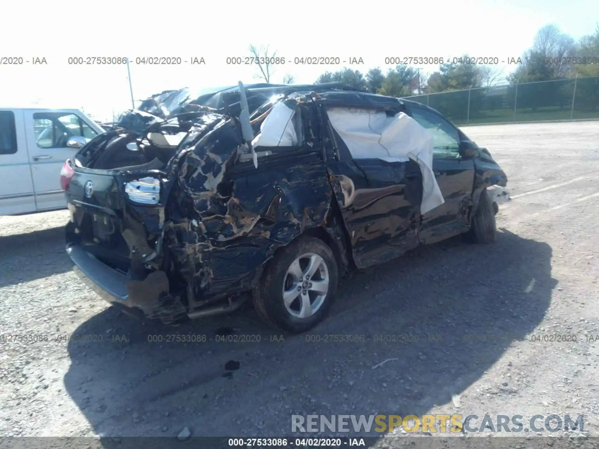 4 Photograph of a damaged car 5TDKZ3DC8KS993512 TOYOTA SIENNA 2019