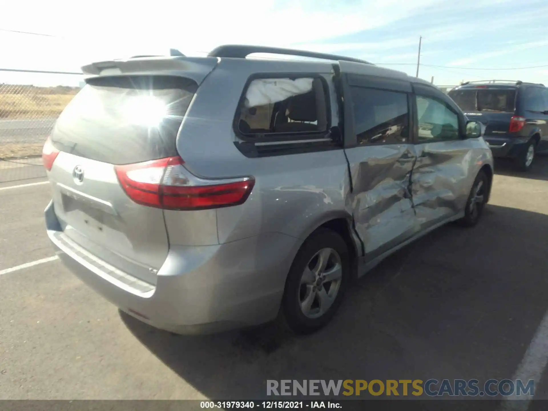 4 Фотография поврежденного автомобиля 5TDKZ3DC8KS995499 TOYOTA SIENNA 2019