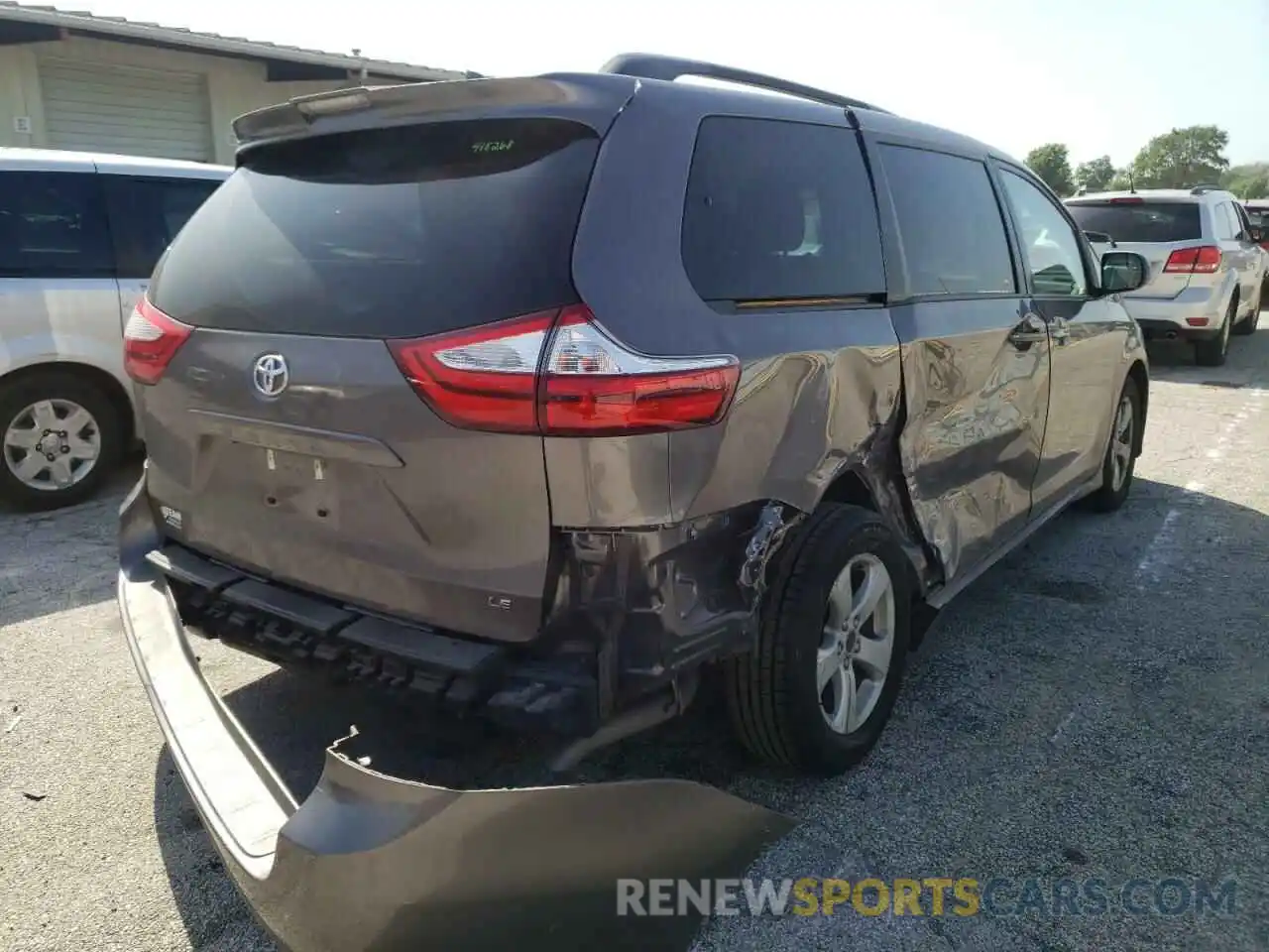 4 Photograph of a damaged car 5TDKZ3DC8KS995518 TOYOTA SIENNA 2019