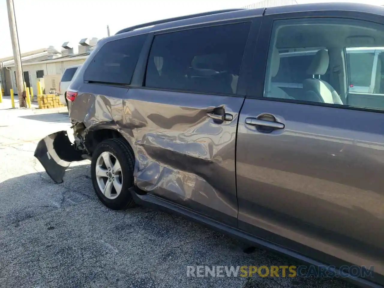 9 Photograph of a damaged car 5TDKZ3DC8KS995518 TOYOTA SIENNA 2019