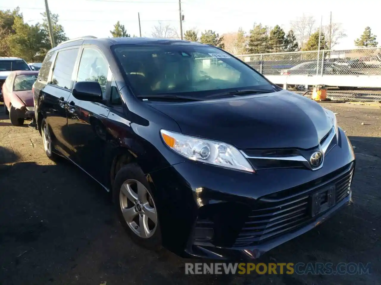 1 Photograph of a damaged car 5TDKZ3DC9KS003774 TOYOTA SIENNA 2019