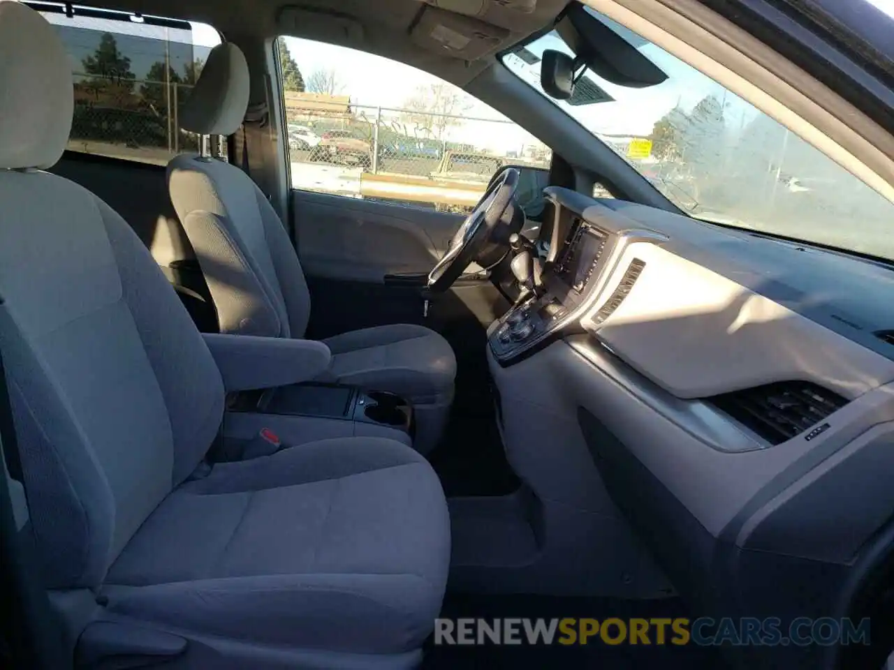 5 Photograph of a damaged car 5TDKZ3DC9KS003774 TOYOTA SIENNA 2019