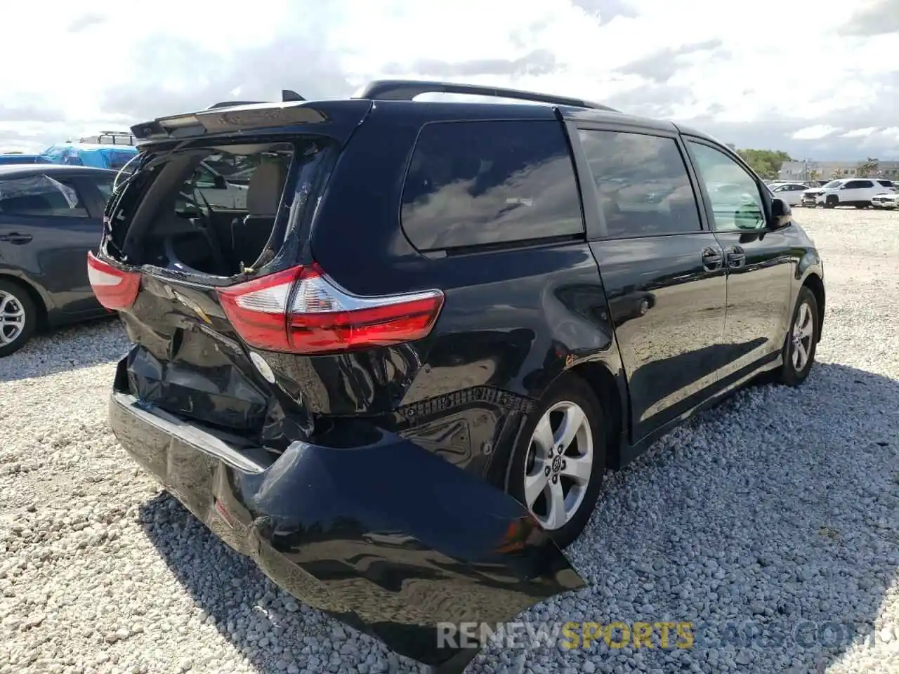 4 Photograph of a damaged car 5TDKZ3DC9KS004102 TOYOTA SIENNA 2019